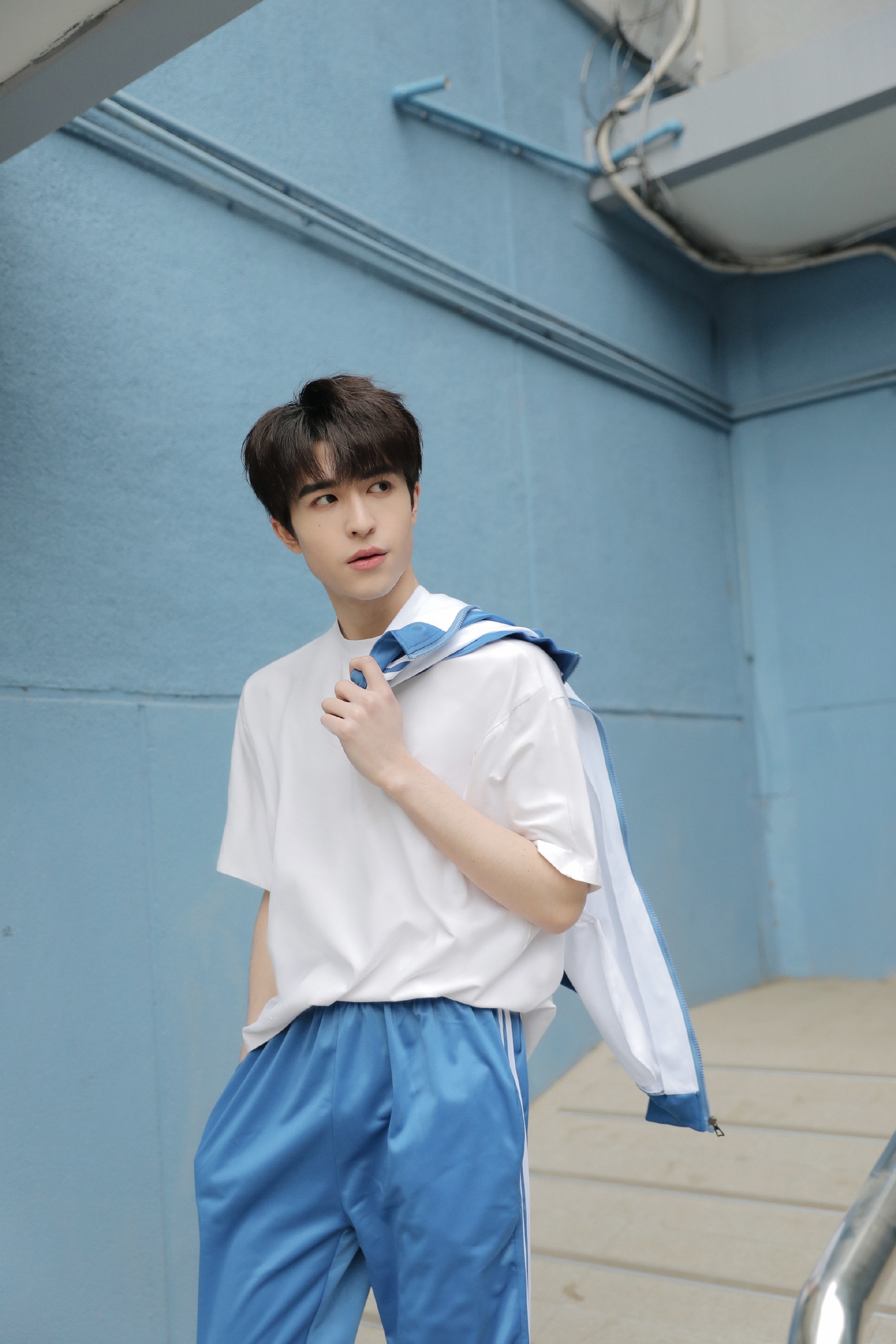 尹浩宇蓝白校服操场随拍这是哪里来的帅气男高太令人心动啦