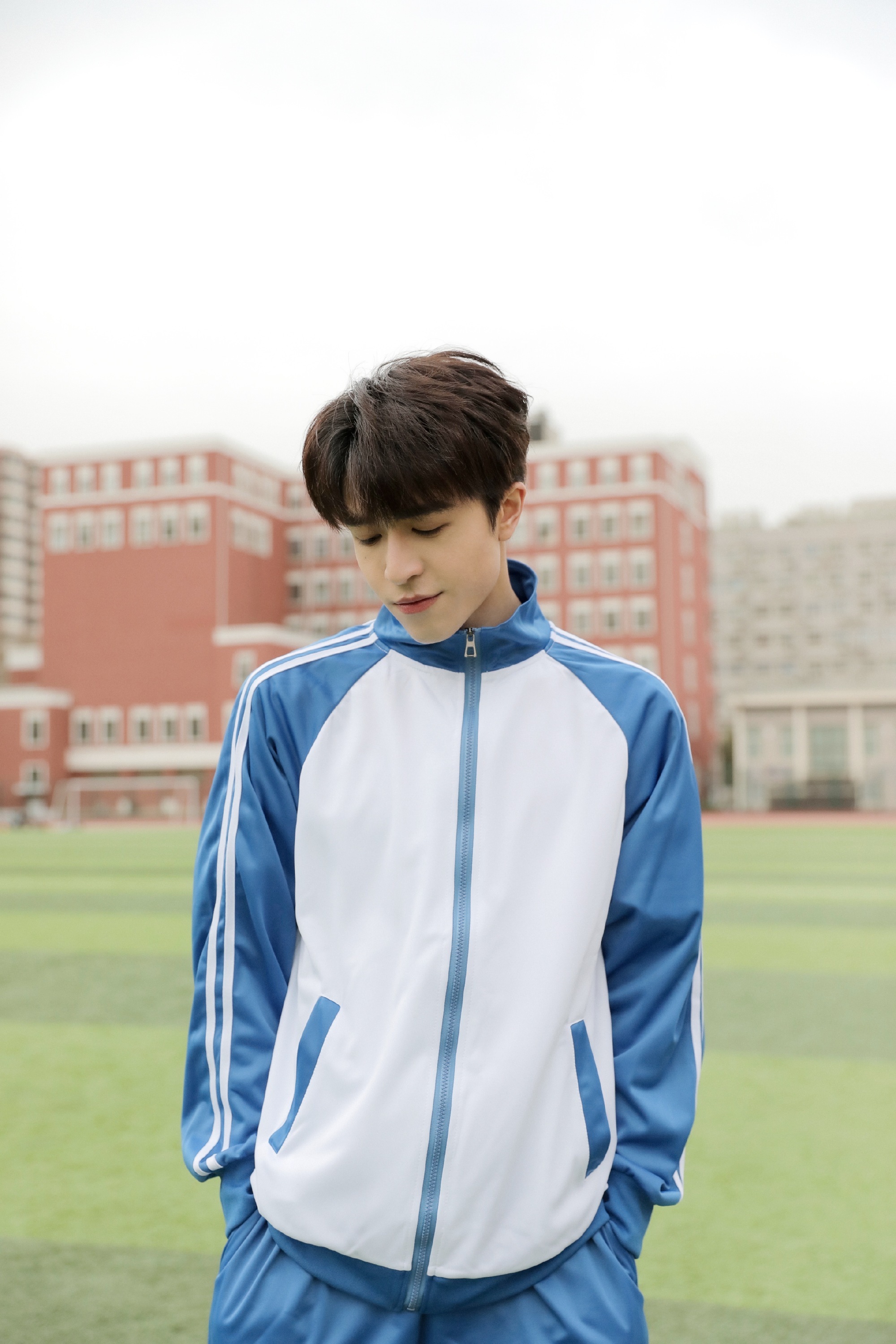 尹浩宇蓝白校服操场随拍这是哪里来的帅气男高太令人心动啦