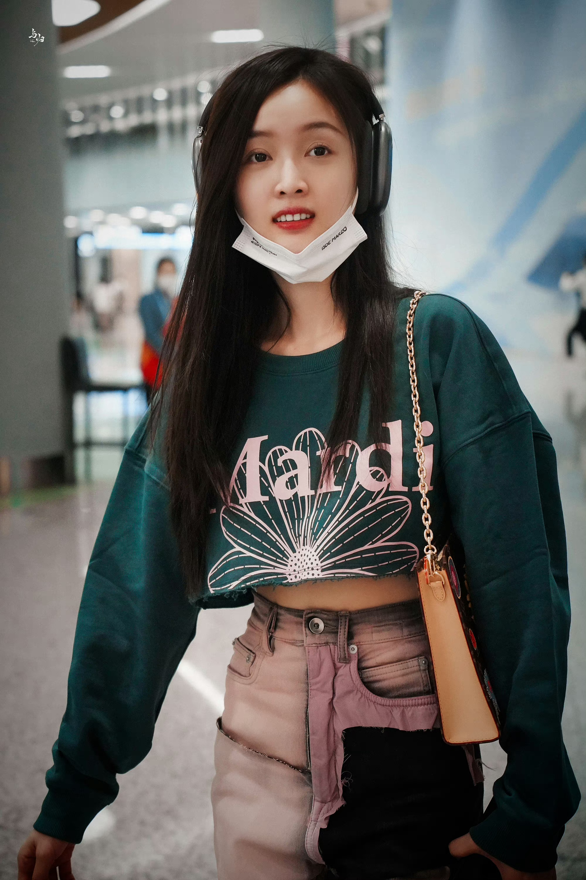 吴宣仪今日机场饭拍图 绿色短款卫衣,扎染粉牛仔裤……_高清图集_新浪