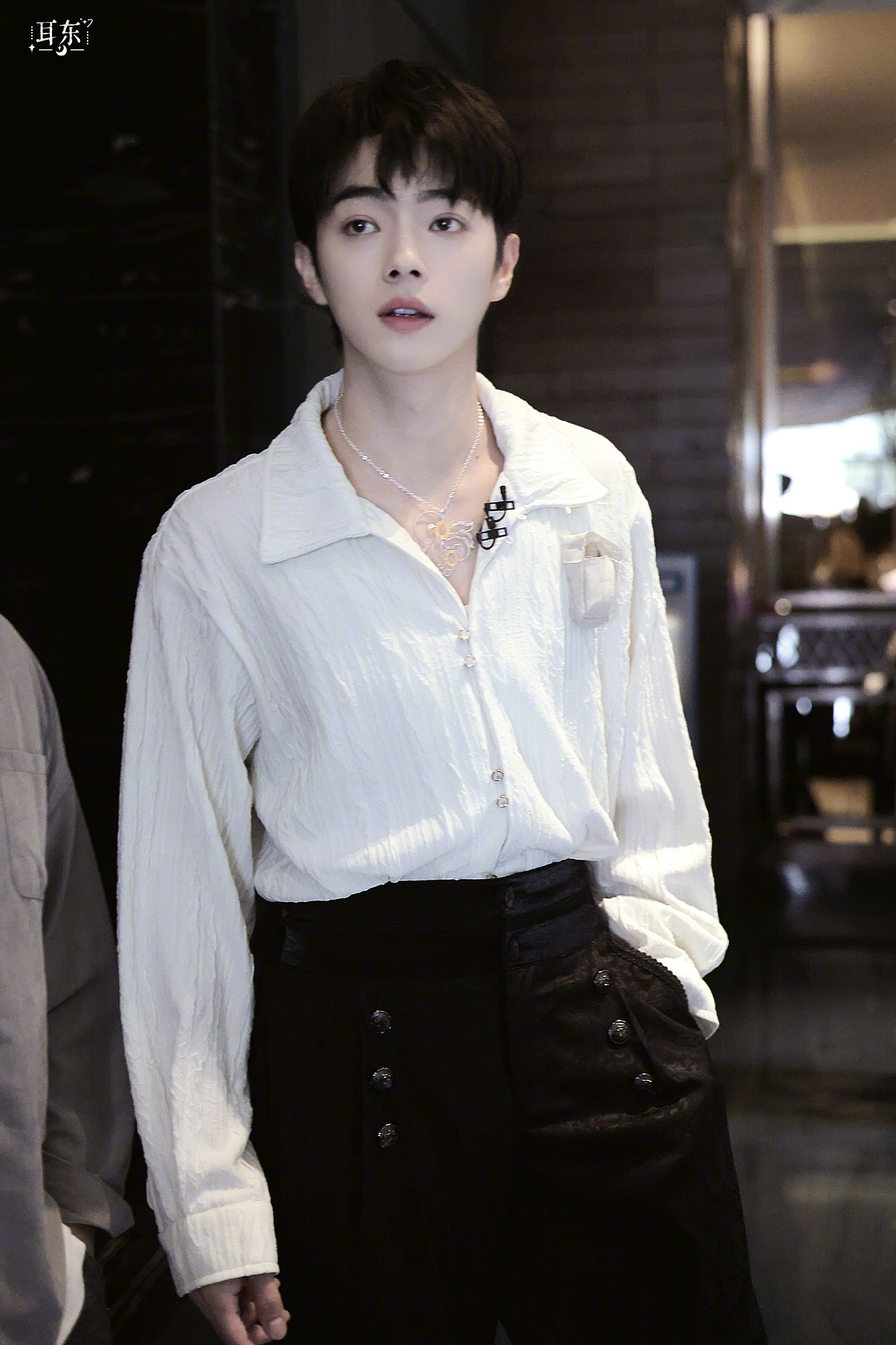 许凯密逃5上班饭拍96 白衬衫造型很好看!