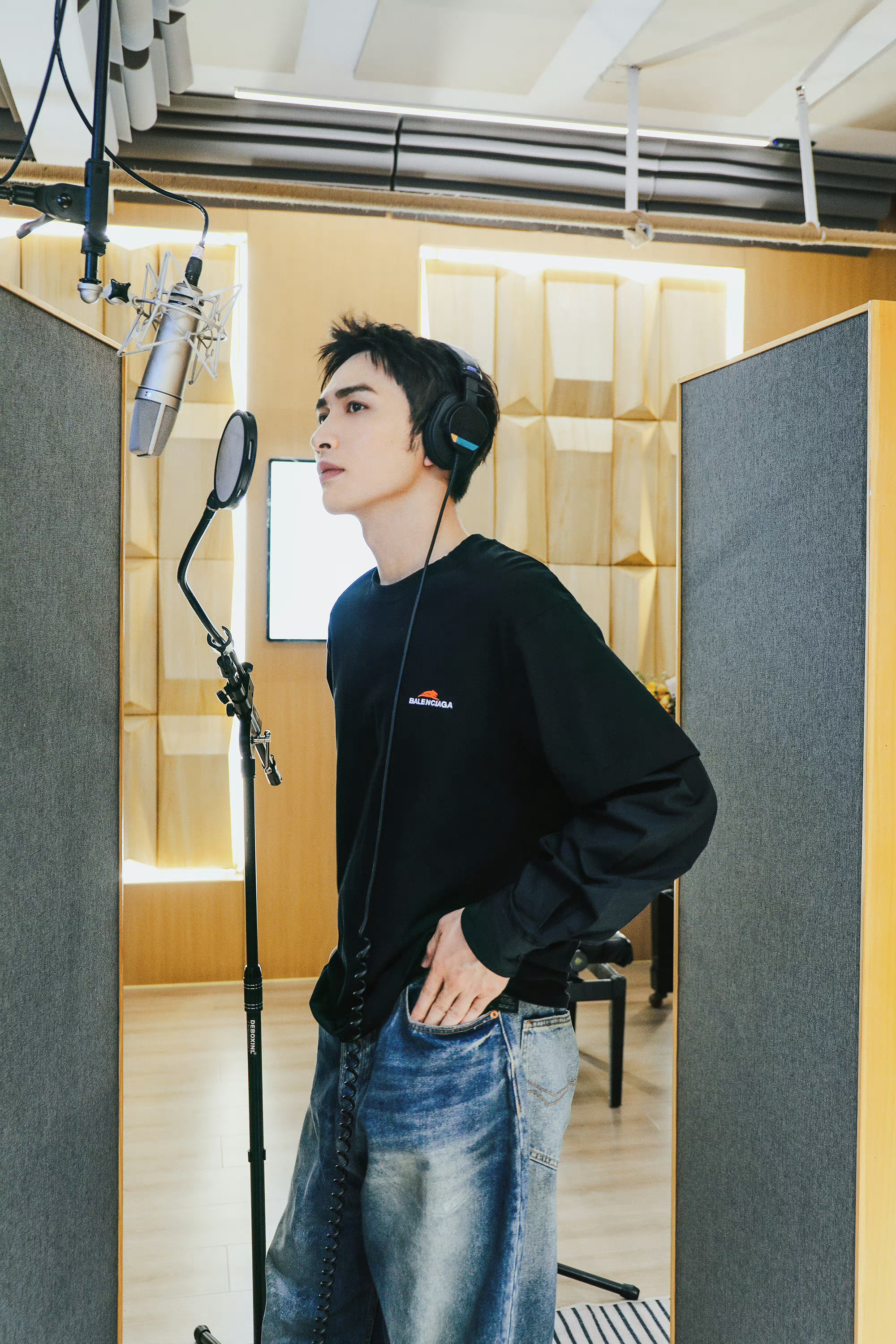 张彬彬《三分野》录音室随拍 黑卫衣,牛仔裤的帅哥,侧颜好绝!