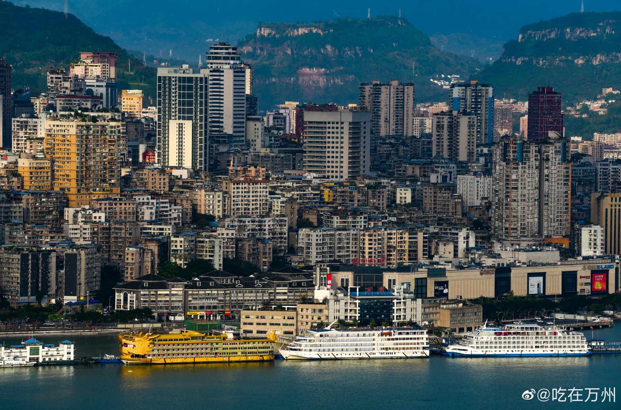 万州城市发展日新月异长江穿城而过高楼大桥林立