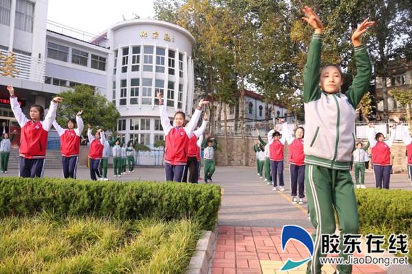 百人共舞烟台艺术学校举办校园集体舞活动