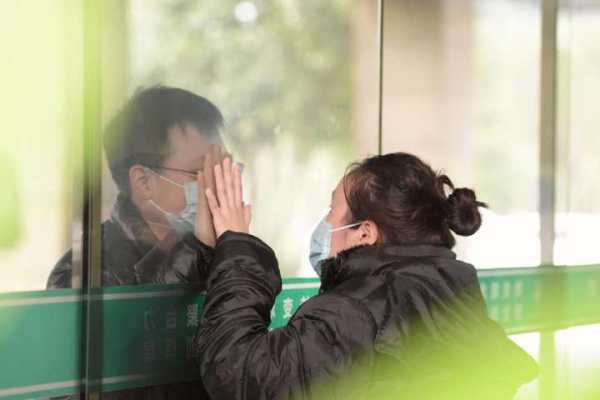 战疫时期的爱情|隔着玻璃门深情对视互相抚摸的小夫妻,第二年有了可爱