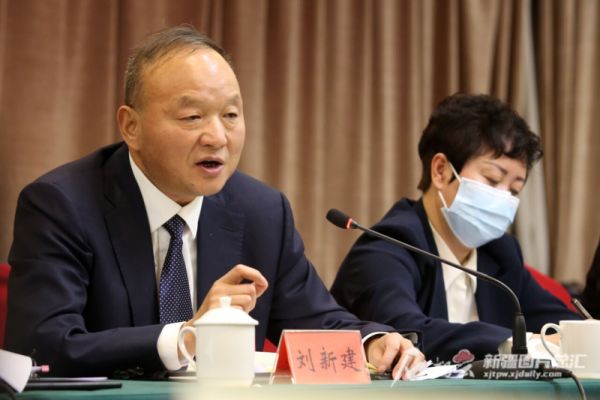 1月23日,刘新建代表在参加新疆生产建设兵团代表团分组审议时,就农