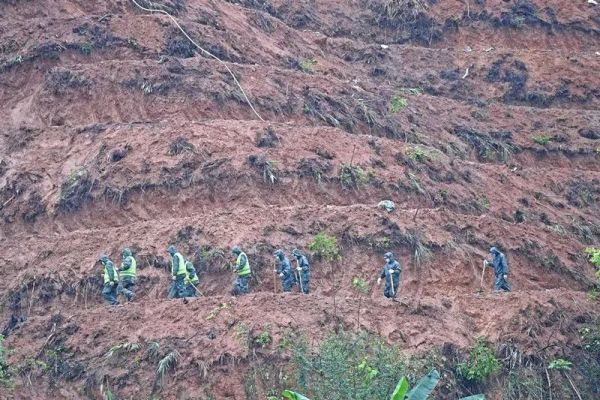 追踪东航坠机事故：第二个黑匣子暂未找到，黑匣子制造商发声，家属带走一罐现场泥土……休闲区蓝鸢梦想 - Www.slyday.coM