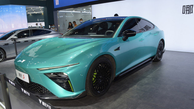 售19.98万元起，哪吒S上市，这车对比极氪001实力如何？