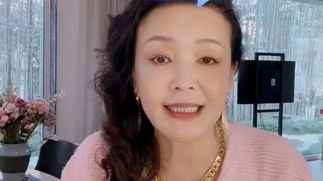 张兰直播间3天带货破千万！离婚35年，如今64岁还在为儿子赚钱|汪小菲|继父|老六|母亲|前女友_新浪新闻