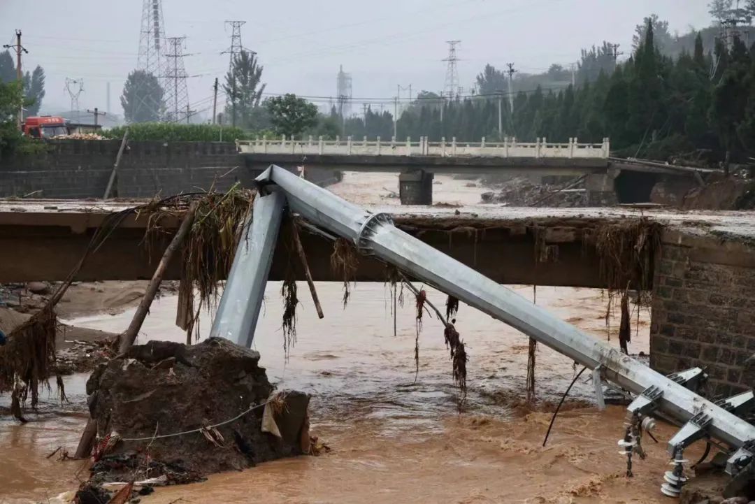 已经连续下雨多天的巩义,多处地埋通信光缆被冲断,基站基础下沉,机柜