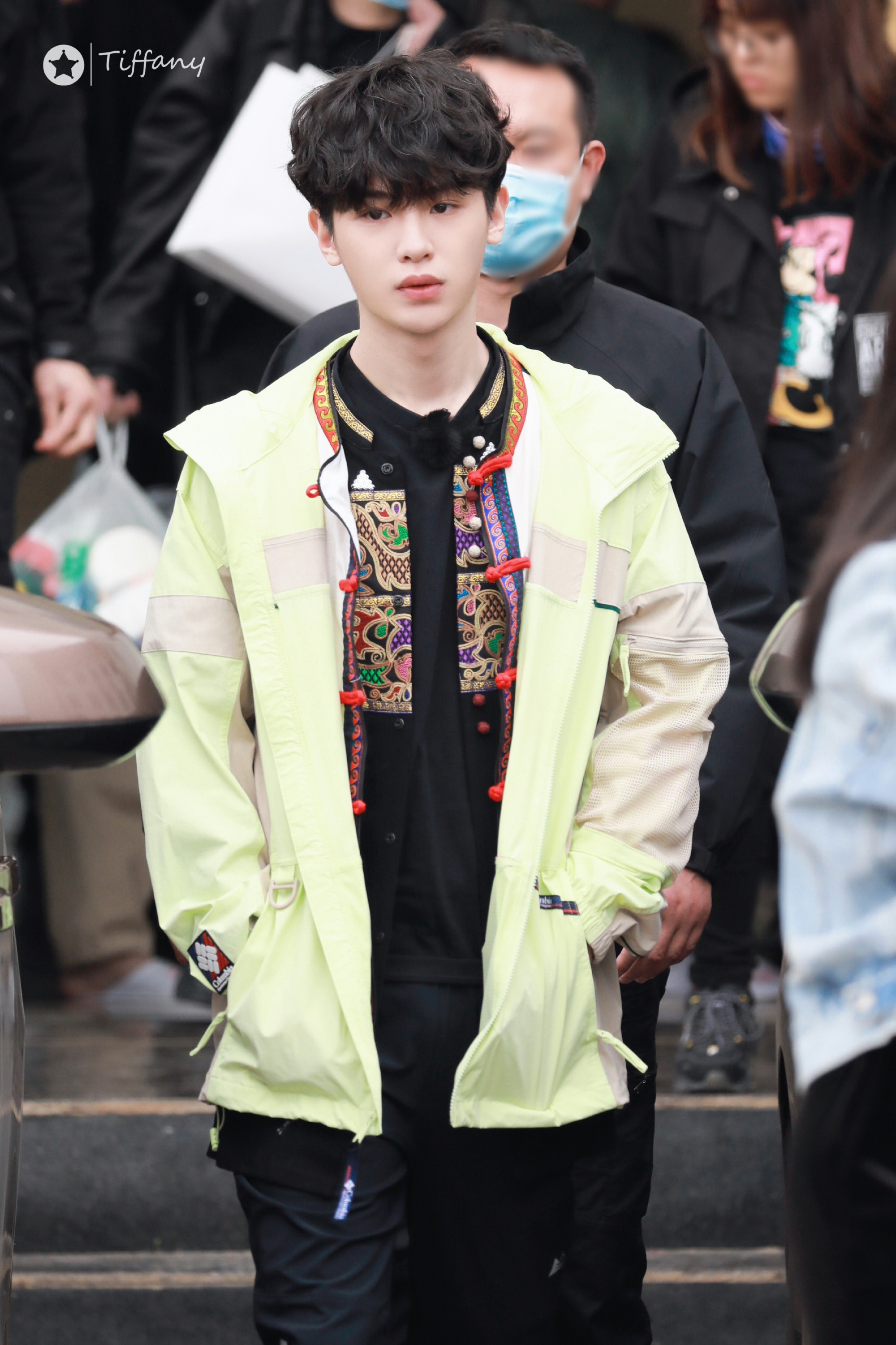 黄明昊云南极限挑战录制路透 民族风造型77小卷毛可可爱爱