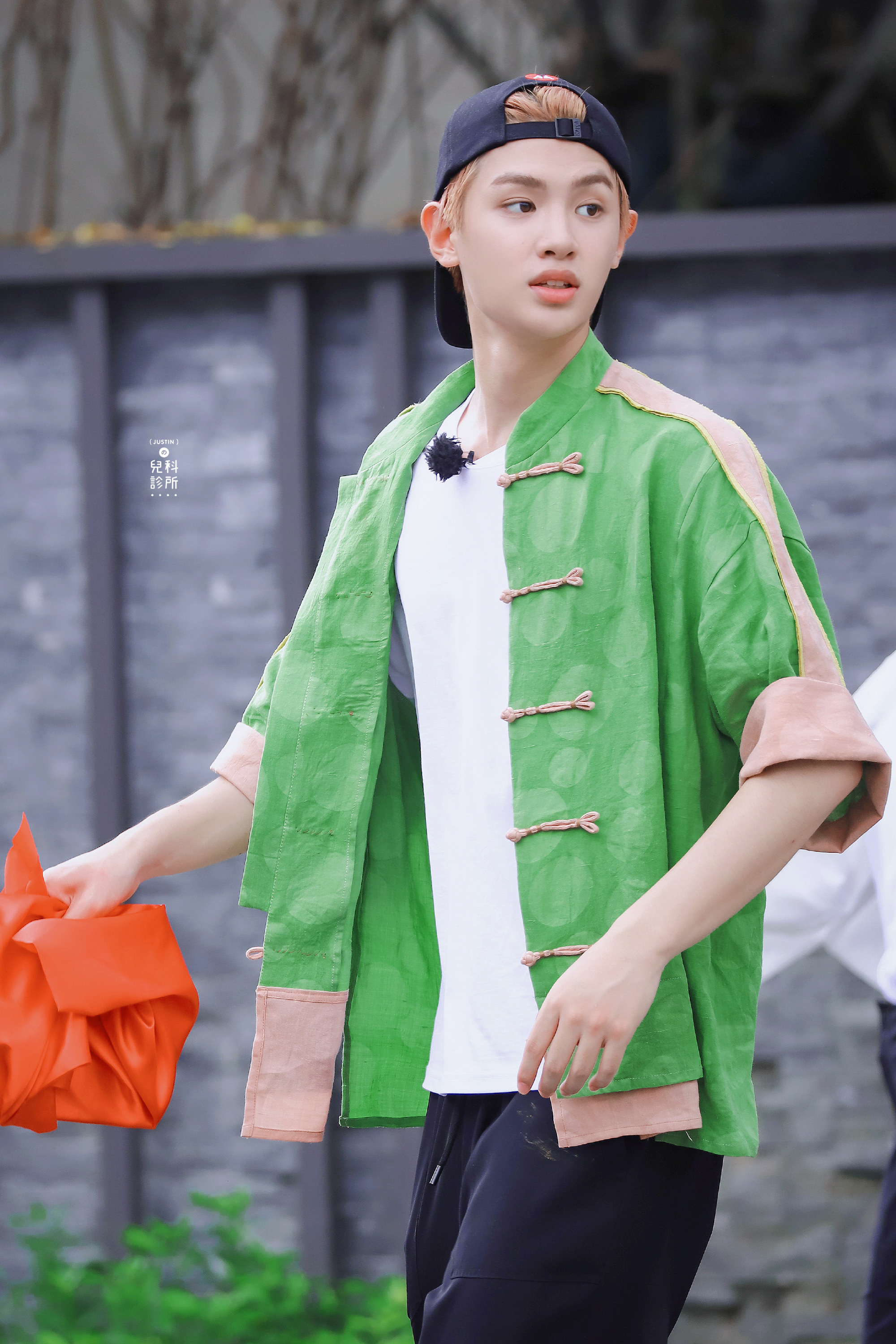 黄明昊极限挑战录制饭拍图 今日份抹茶味的小团子