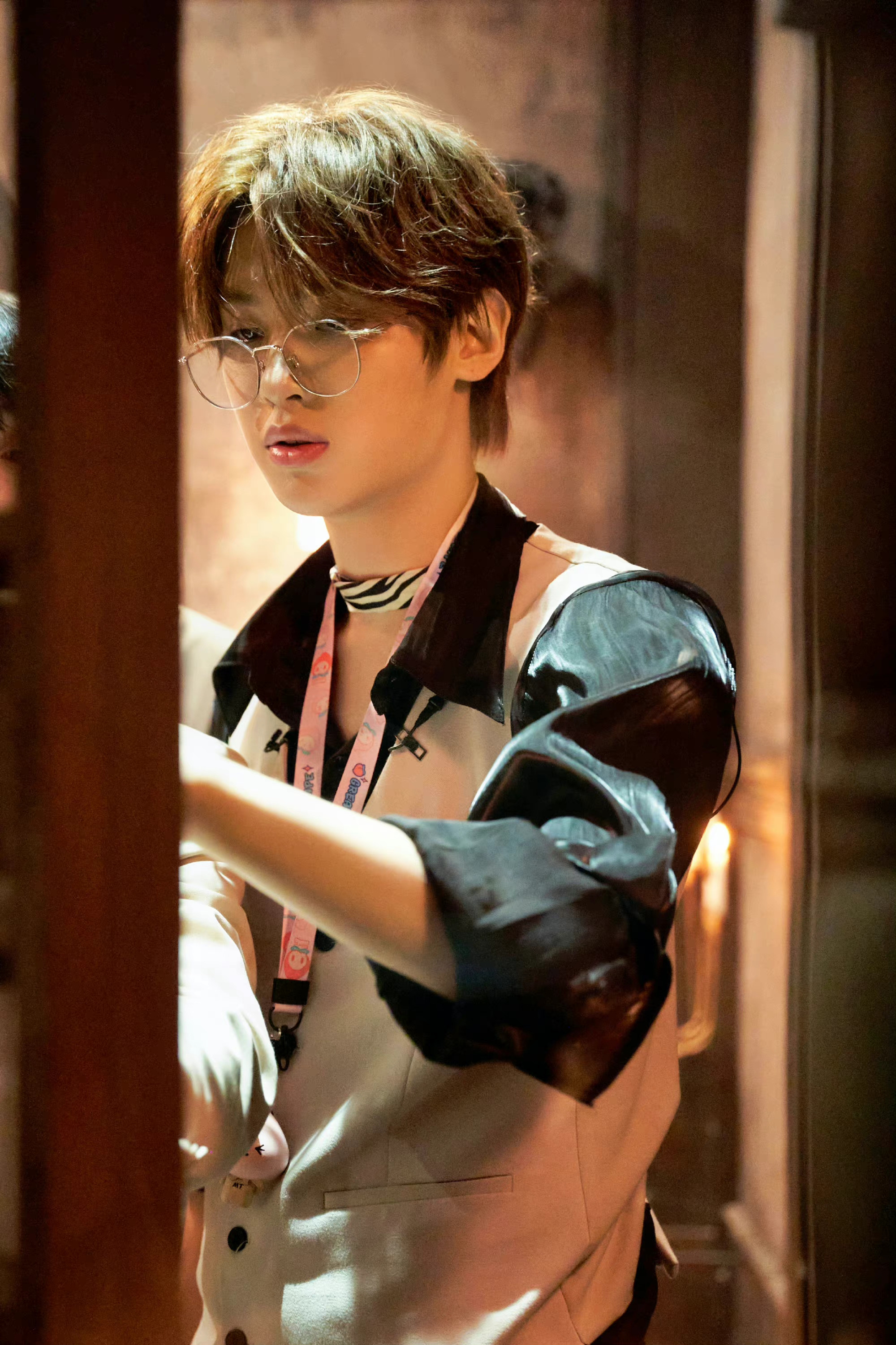 黄明昊密室大逃脱最新剧照英伦风小王子风格