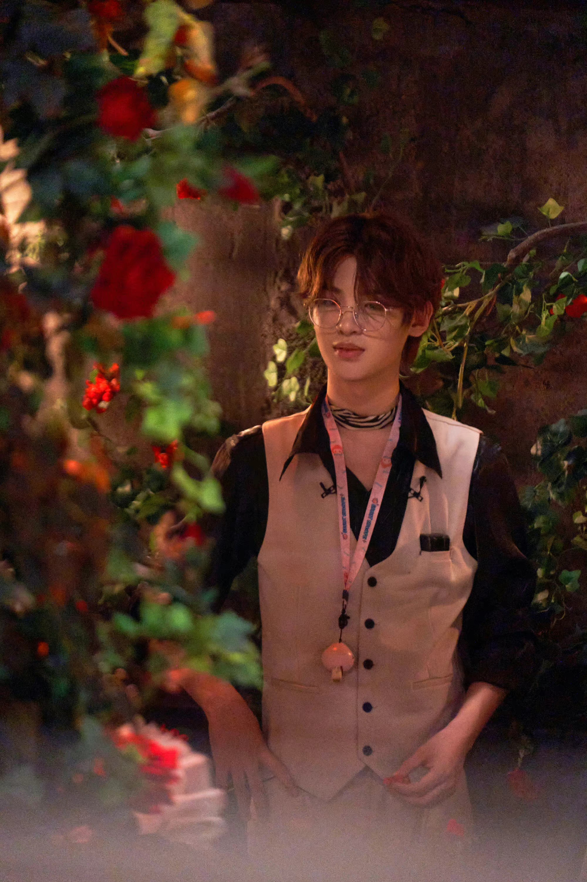 黄明昊密室大逃脱最新剧照英伦风小王子风格