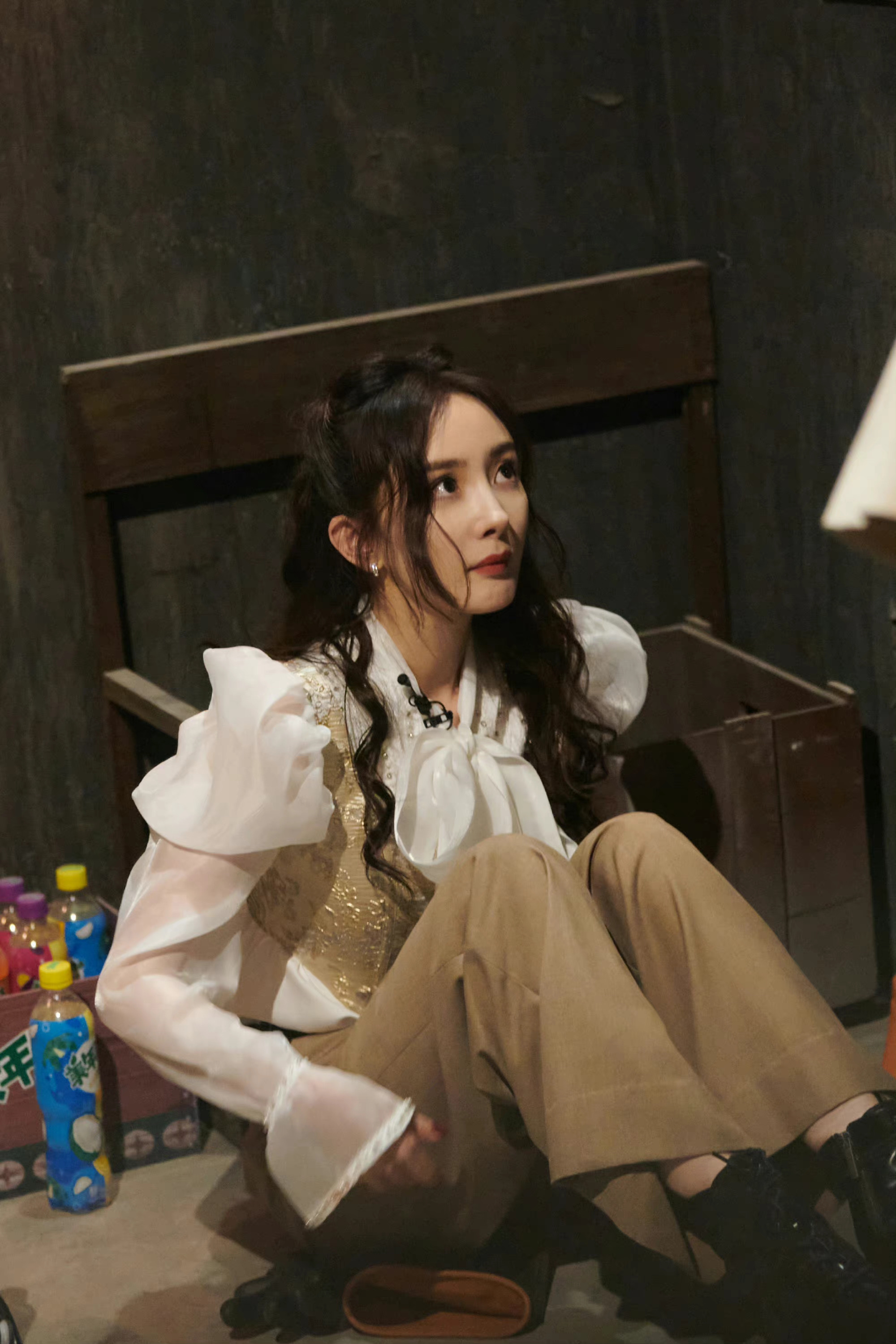 杨幂密室大逃脱最新剧照 剧院诡影下的幂幂绝美