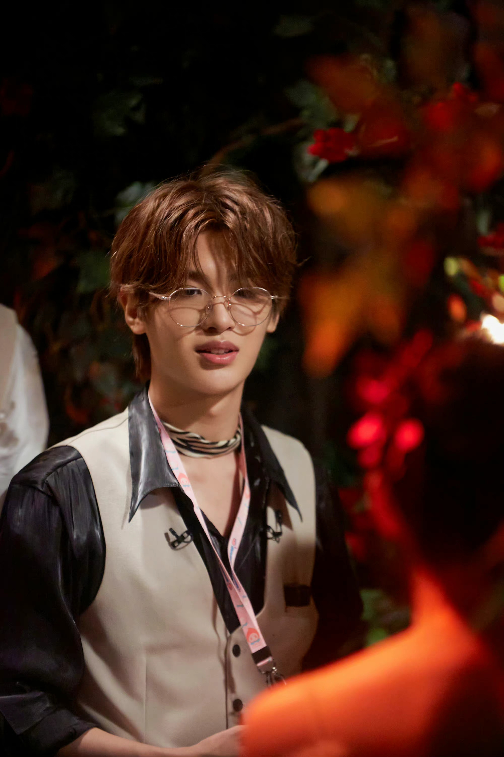 黄明昊密室大逃脱最新剧照英伦风小王子风格