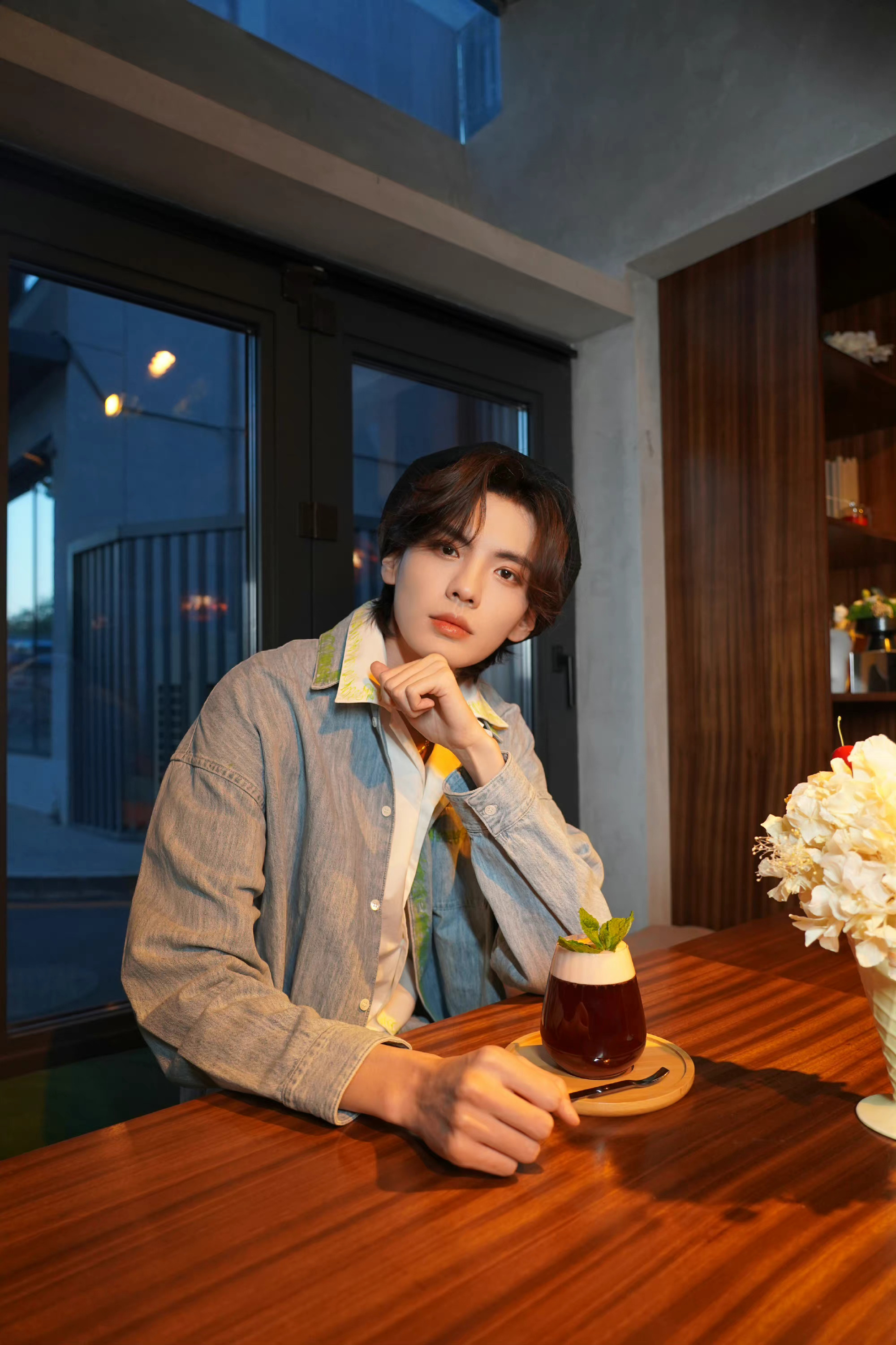 毕雯珺小年营业照来啦～ 贝雷帽复古造型,鲜花配帅哥,更加养眼