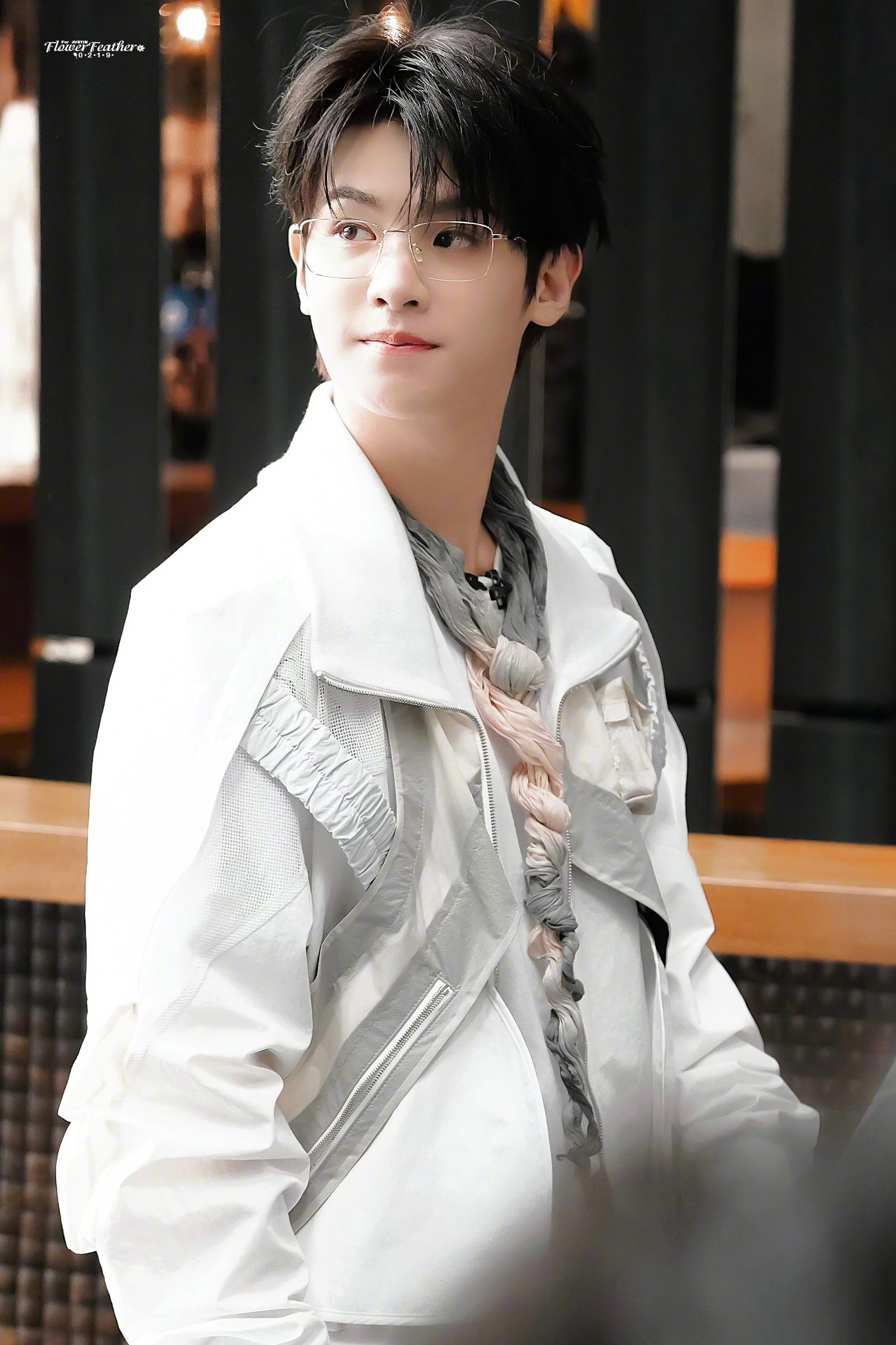 黄明昊密逃5上班饭拍96 金丝眼镜造型好帅!_高清图集_新浪网