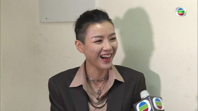 纹身兼铲青发型与往常相反 女儿表态不喜欢|陈茵媺|新剧|纹身_新浪