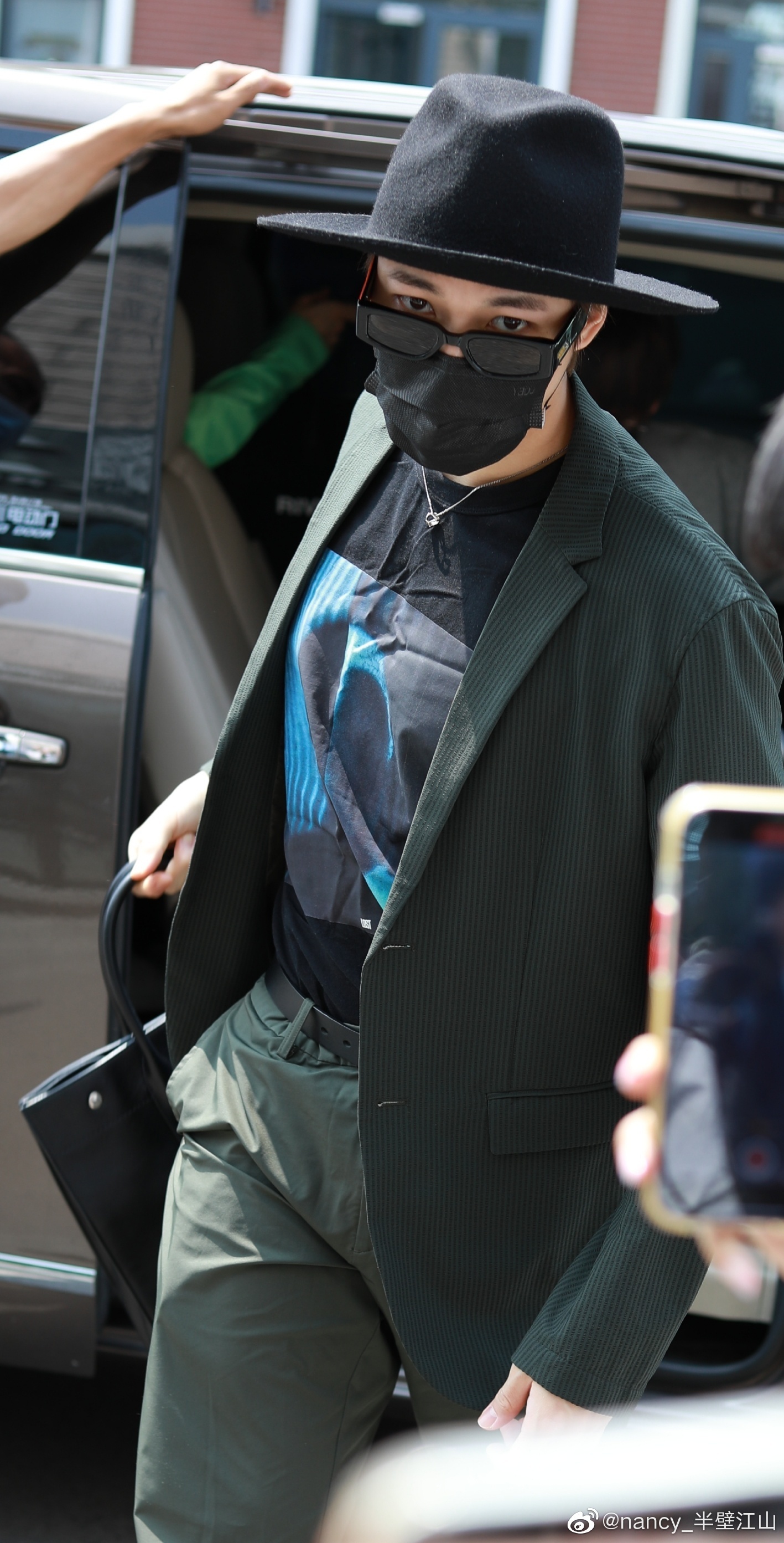 赞多上班饭拍 黑色礼帽绿色西装,绅士酷帅!