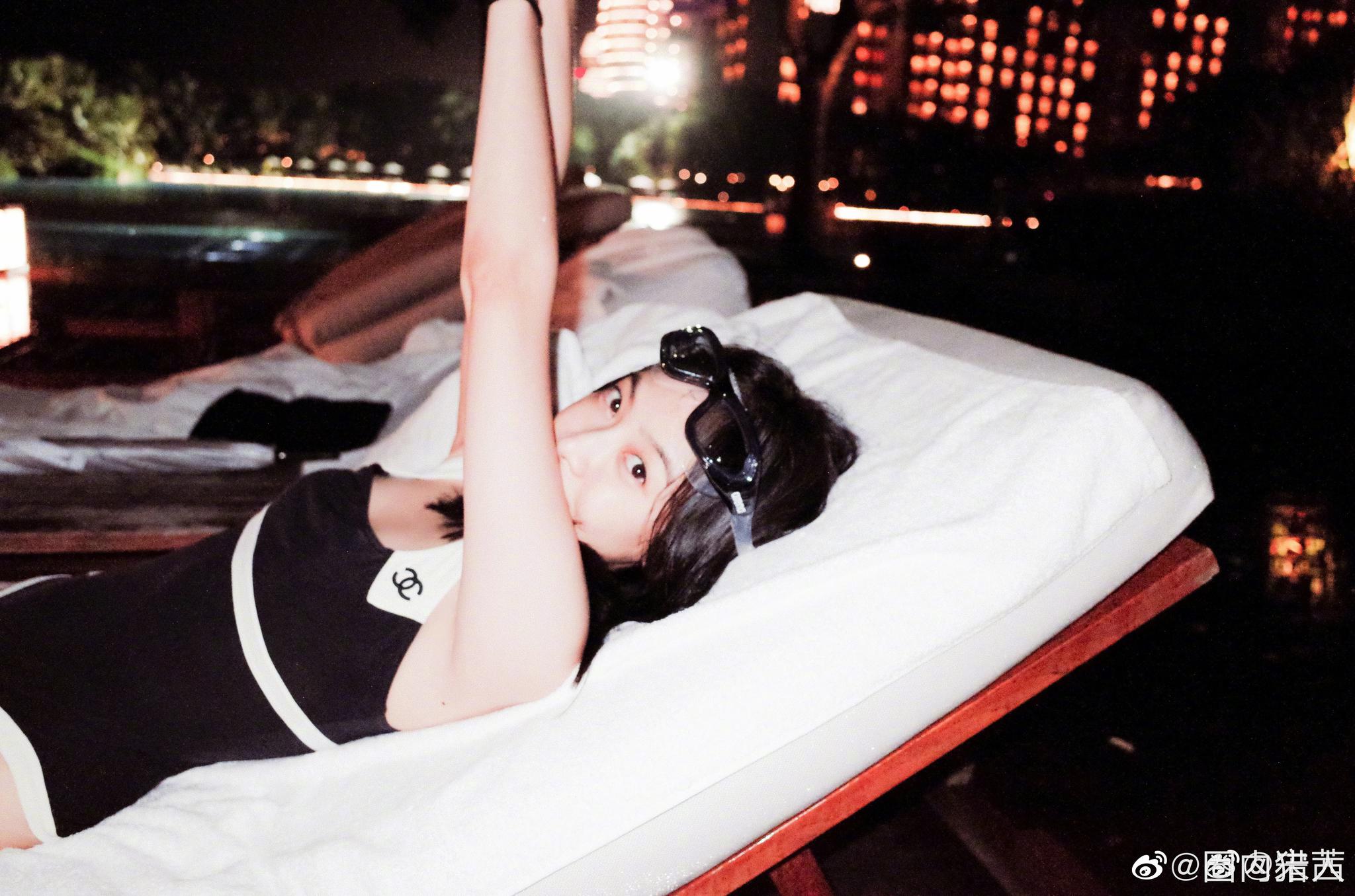 宋茜晒泳池边美图,身穿黑白连体泳装身材姣好