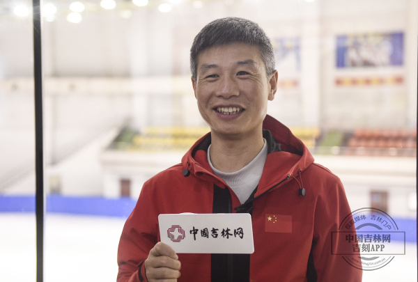 讲解人:李野全称短跑道速度滑冰,是在长度较短的跑道上进行的冰上竞速