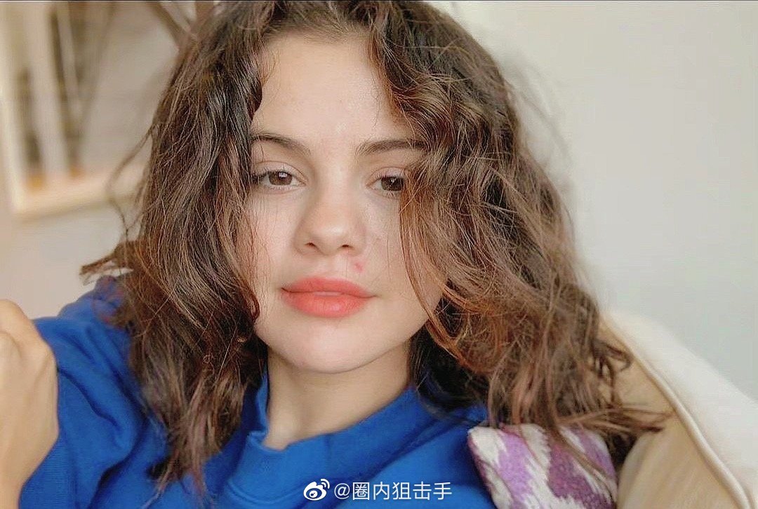 赛琳娜ins发了素颜照,自信的女人最美呀,状态真的很不错!