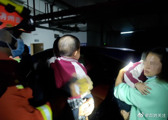 贵州2岁双胞胎因贪玩被反锁车内,消防及时破窗营救休闲区蓝鸢梦想 - Www.slyday.coM 贵州2岁双胞胎因贪玩被反锁车内,消防及时破窗营救休闲区蓝鸢梦想 - Www.slyday.coM