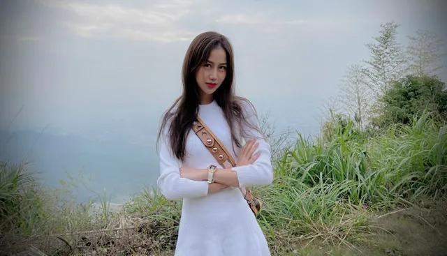 陈露晒山上照肤白貌美大长腿不愧是cba太太团第一美女