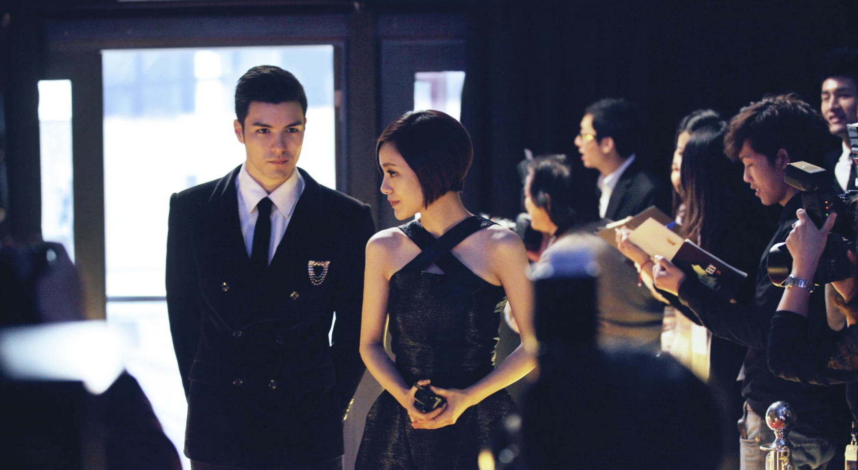 郭碧婷爸爸晒年轻旧照颜值高撞脸小时代宫洺尽显贵族气质