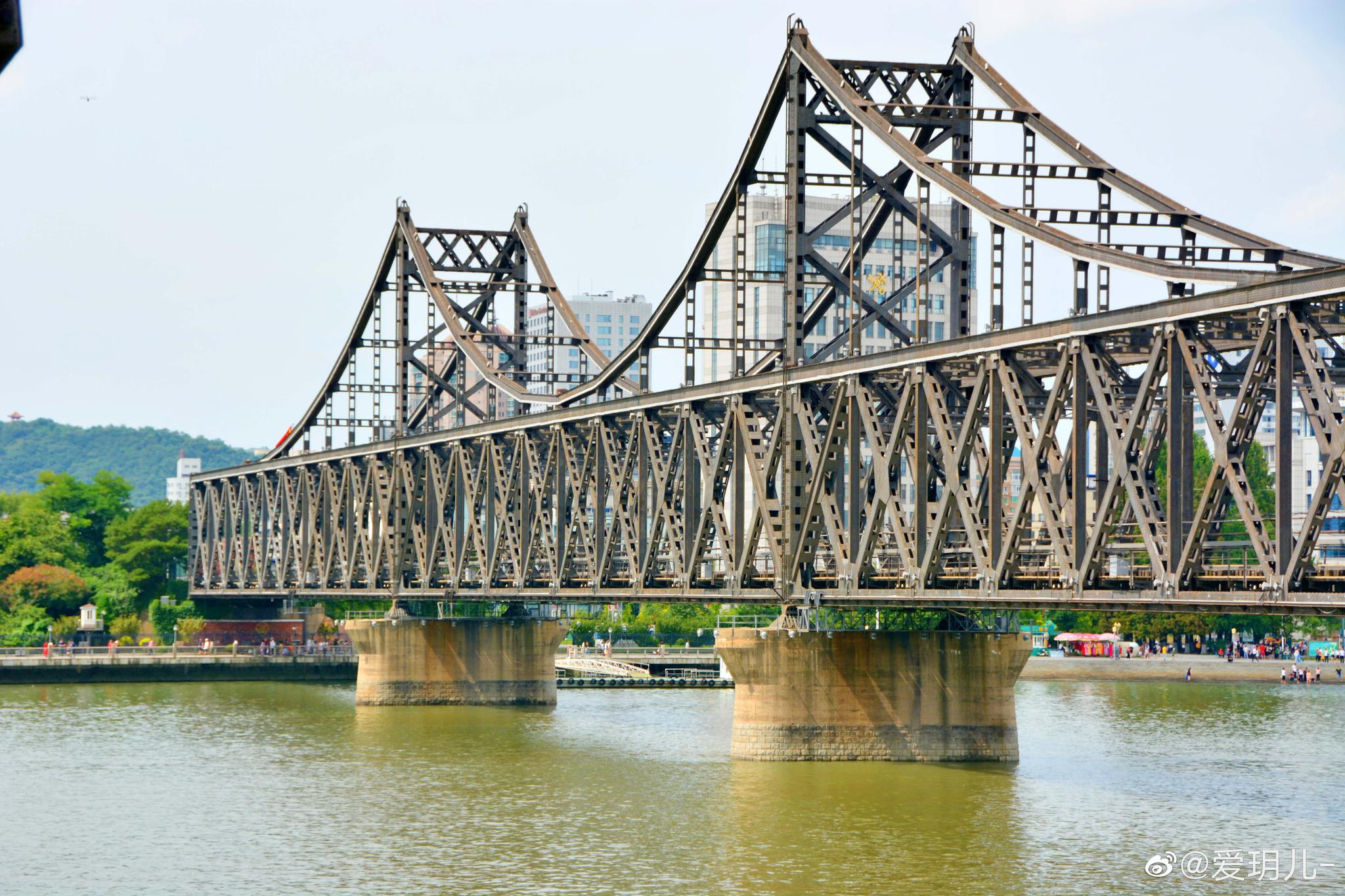 辽宁丹东鸭绿江断桥及附近建筑