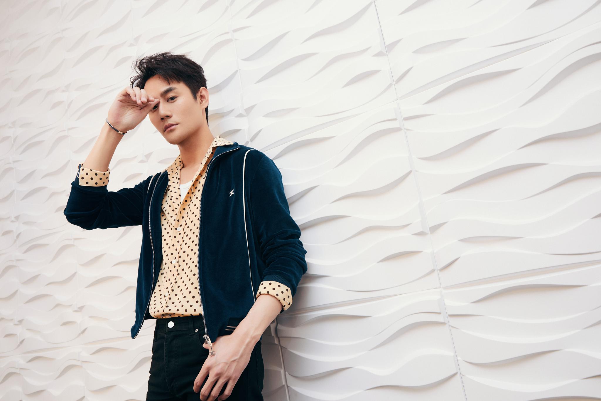 看久了穿西装的凯凯王,今天穿上蓝色丝绒夹克内搭黄色波点衬衫