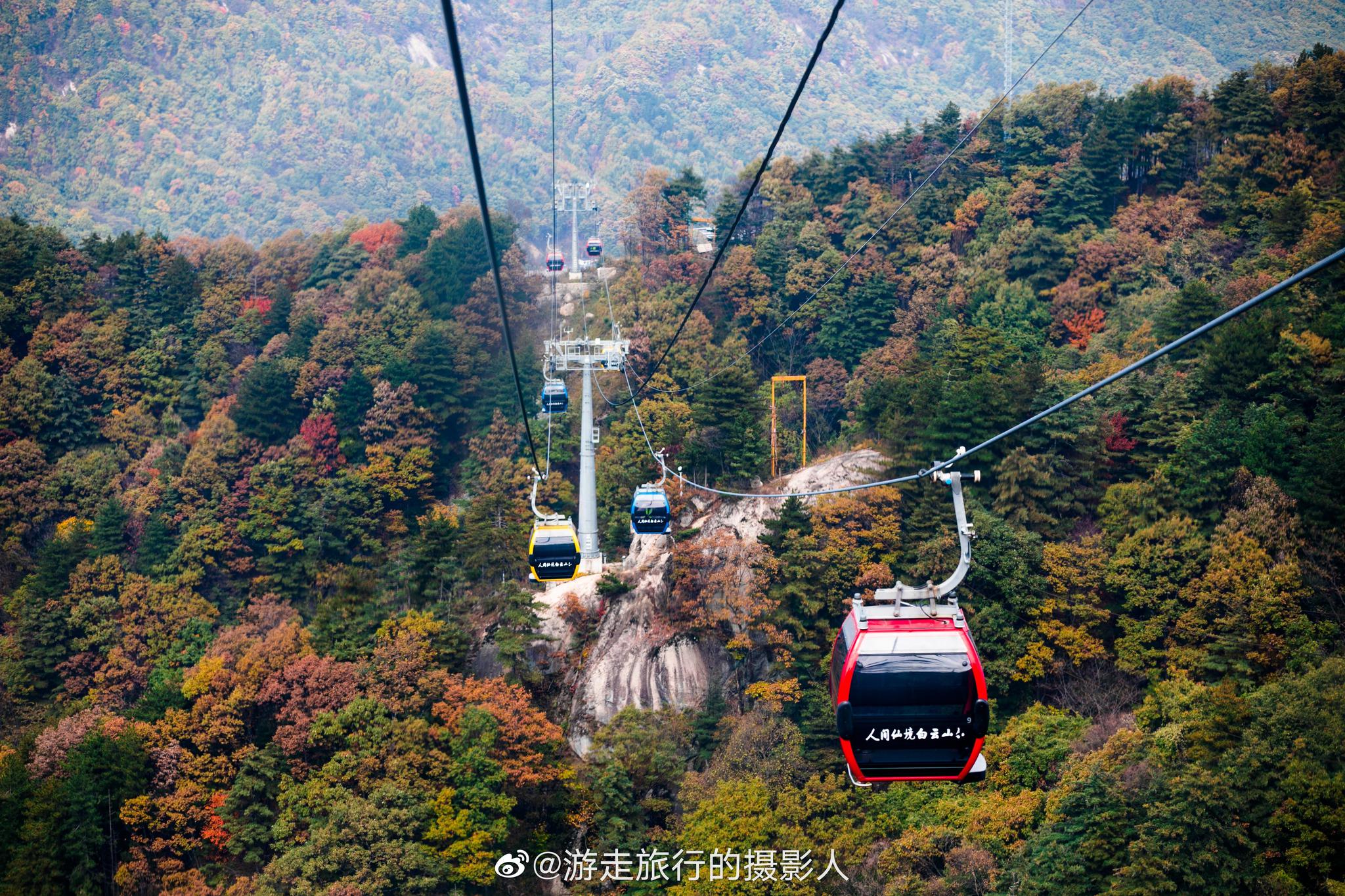 乘缆车上山,先到光明峰,再到鸡角曼,再到飞来石,经过玉皇阁_高清图集