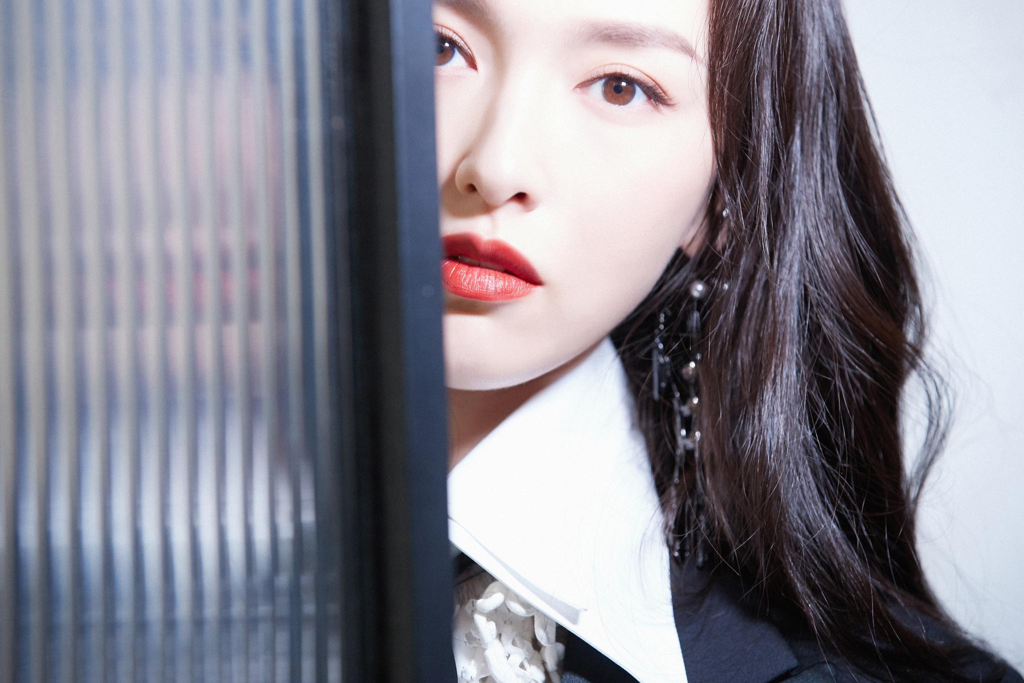 1 / 9 唐嫣今日红毯造型,身着valentino 2021秋冬黑西装搭配铆钉高跟