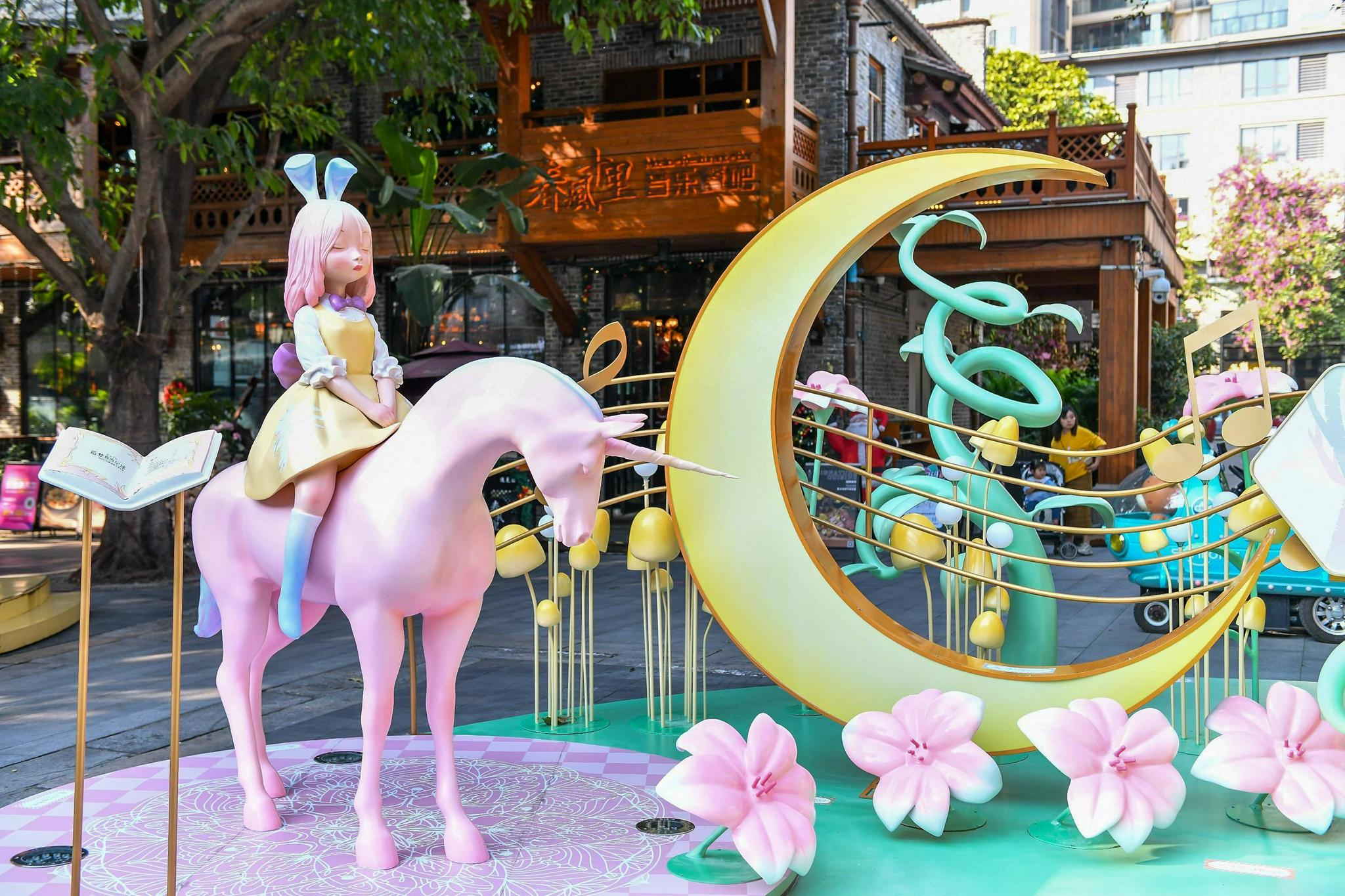 而在岭南天地户外街区,星月童话,绮梦花园,暖熊夏夜三大场景则散落在