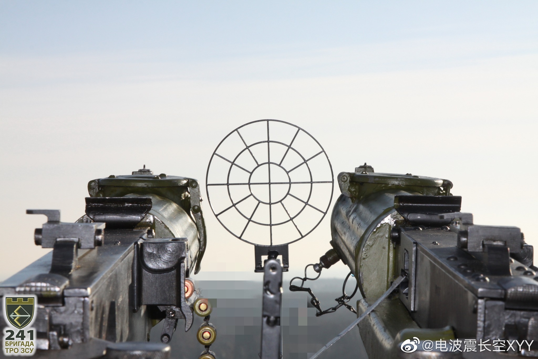 基辅楼顶的马克沁M1910加老式探照灯防空配置……