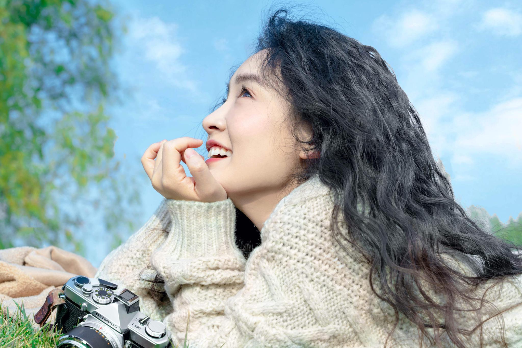 唯美写真释出,晴空草地,鲜亮的冬日,展现温柔唯美的女生魅力