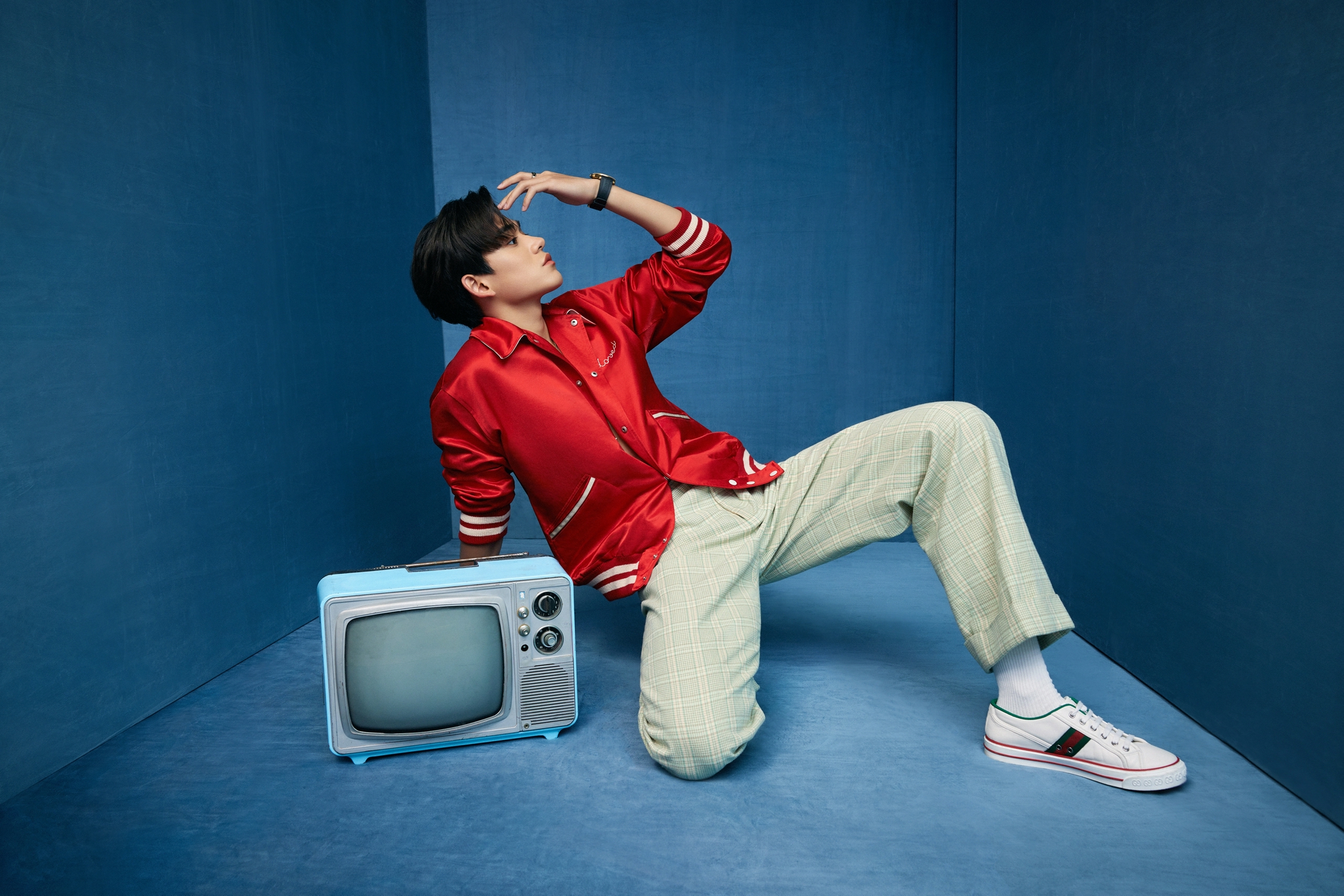 红色飞行夹克搭配格子阔腿长裤……|黄旭熙|gucci_新浪新闻