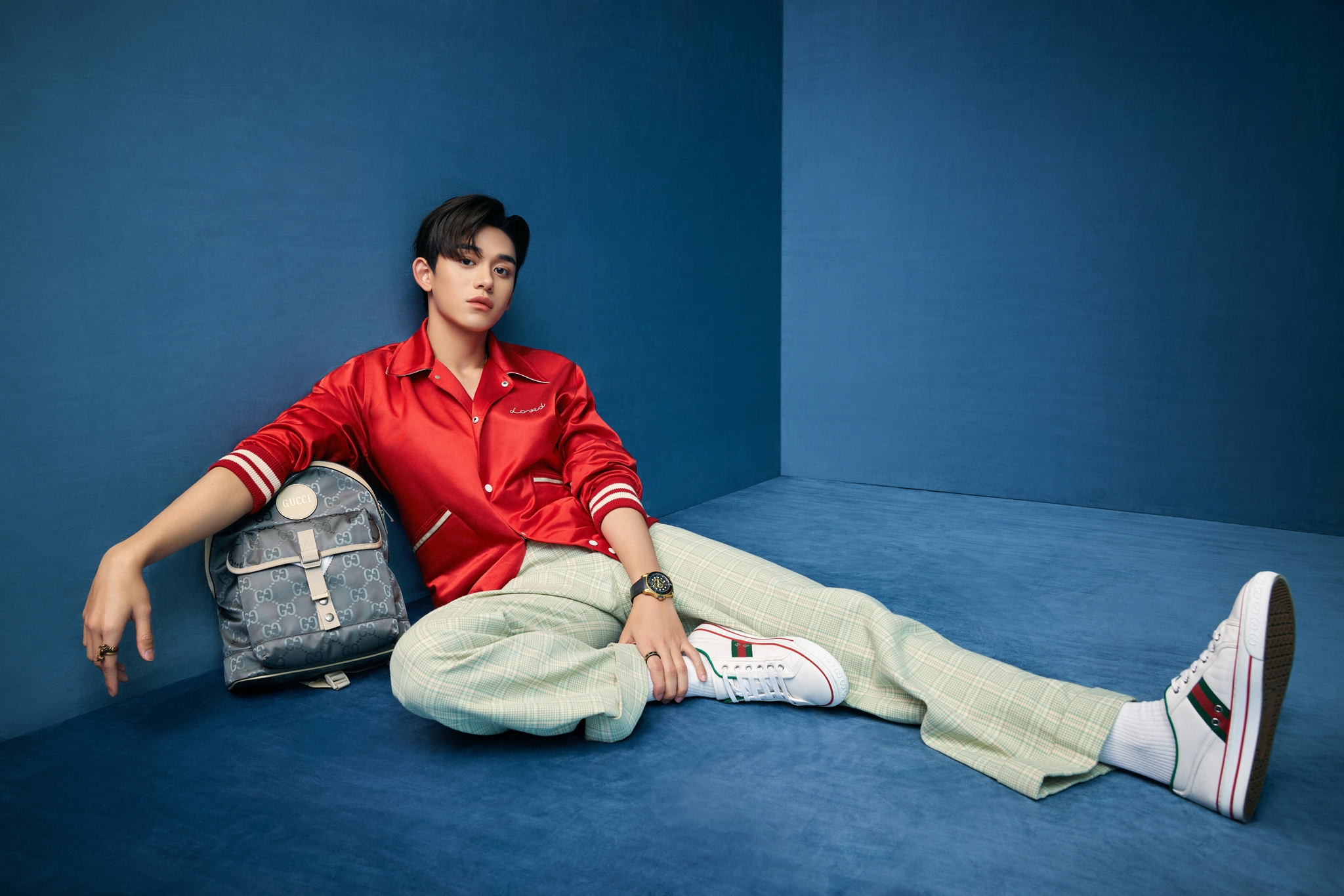 x gucci七夕情人节系列,红色飞行夹克搭配格子阔腿长裤……|黄旭熙