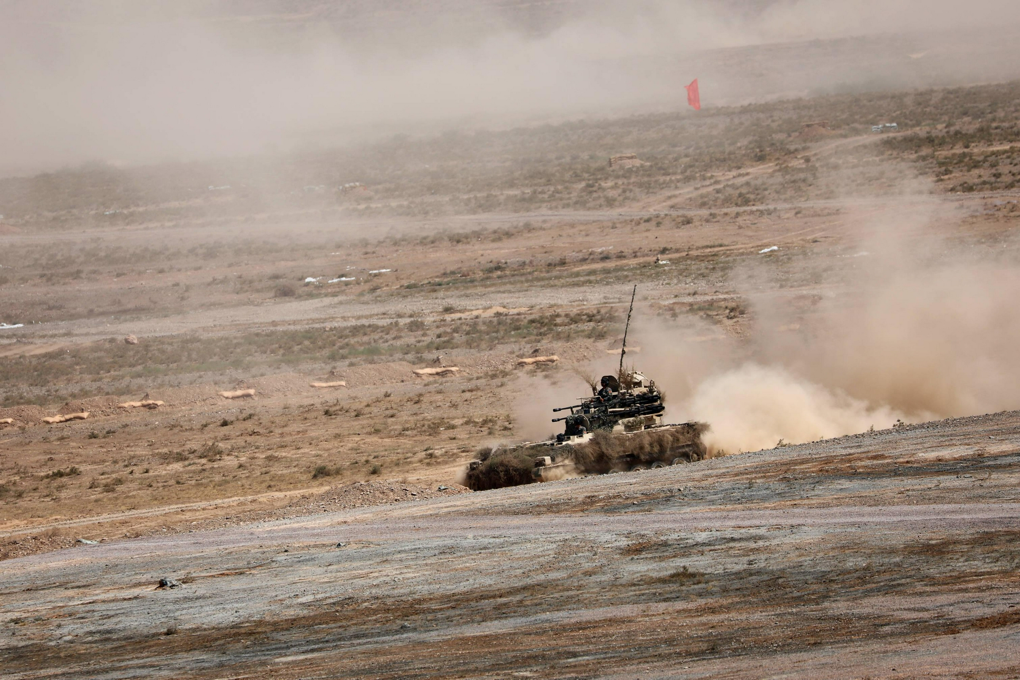 8月13日,在宁夏某合同战术训练基地,地面防空分群组织机动.