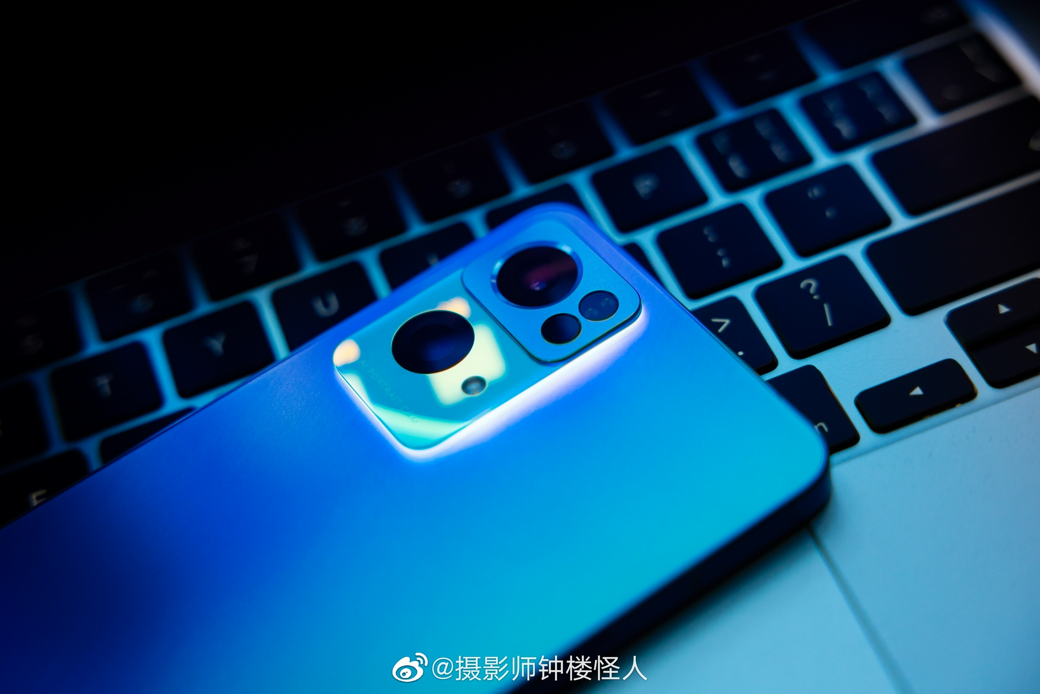 oppo reno 7 pro背后的呼吸灯在充电时真的很好看……__财经头条