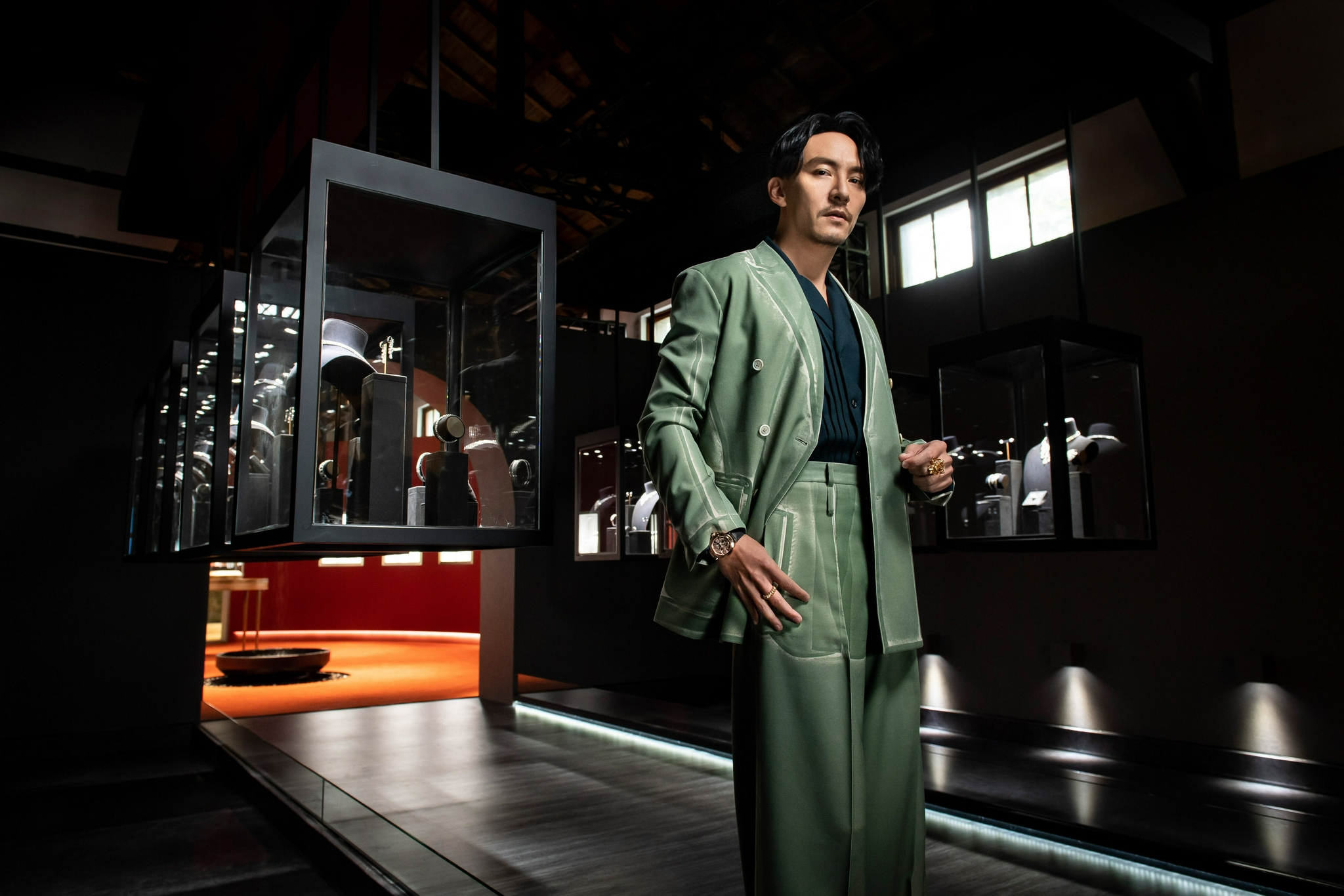 近日,演员@张震 身着薄荷绿西服出席品牌活动……__财经头条