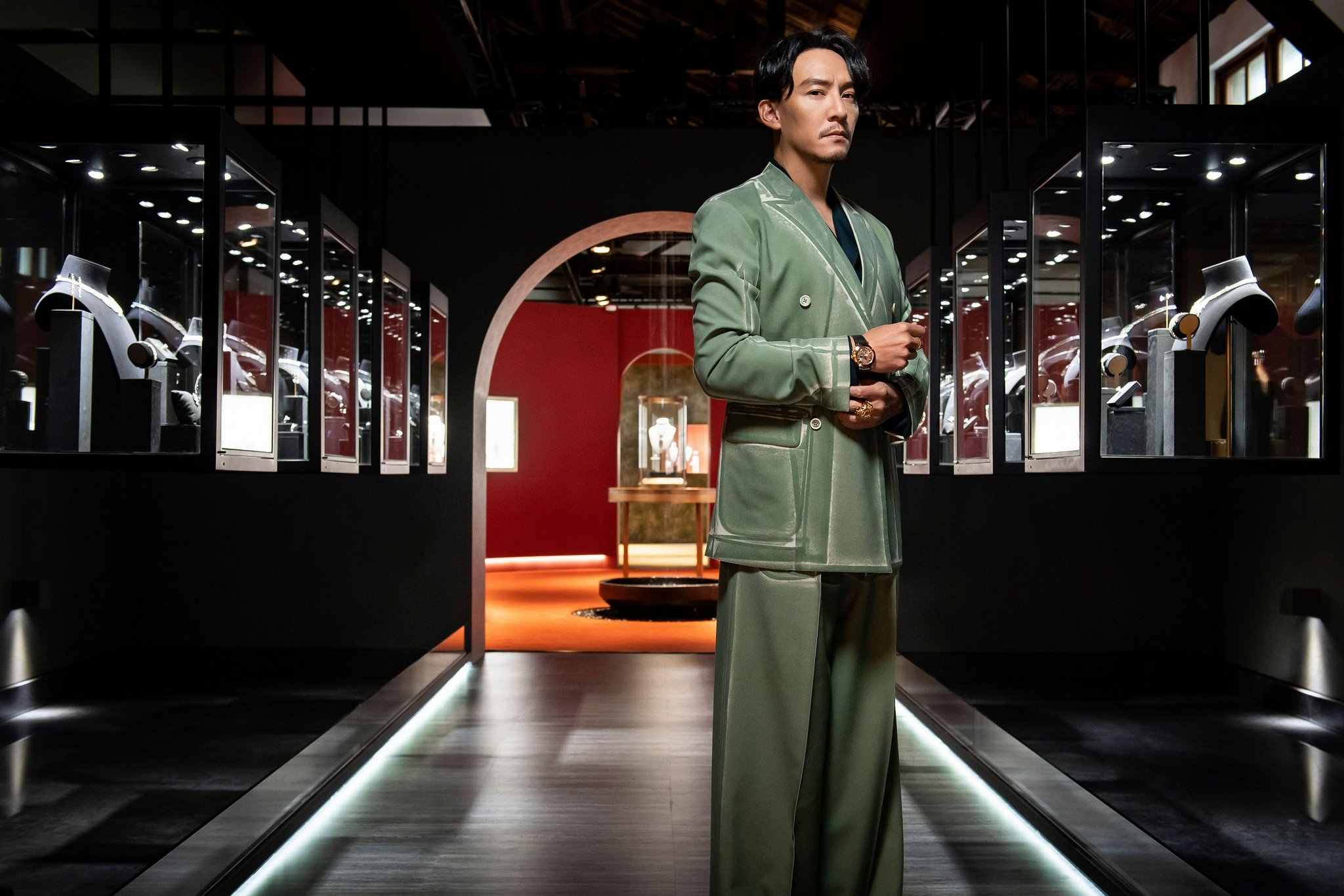 近日,演员@张震 身着薄荷绿西服出席品牌活动……__财经头条