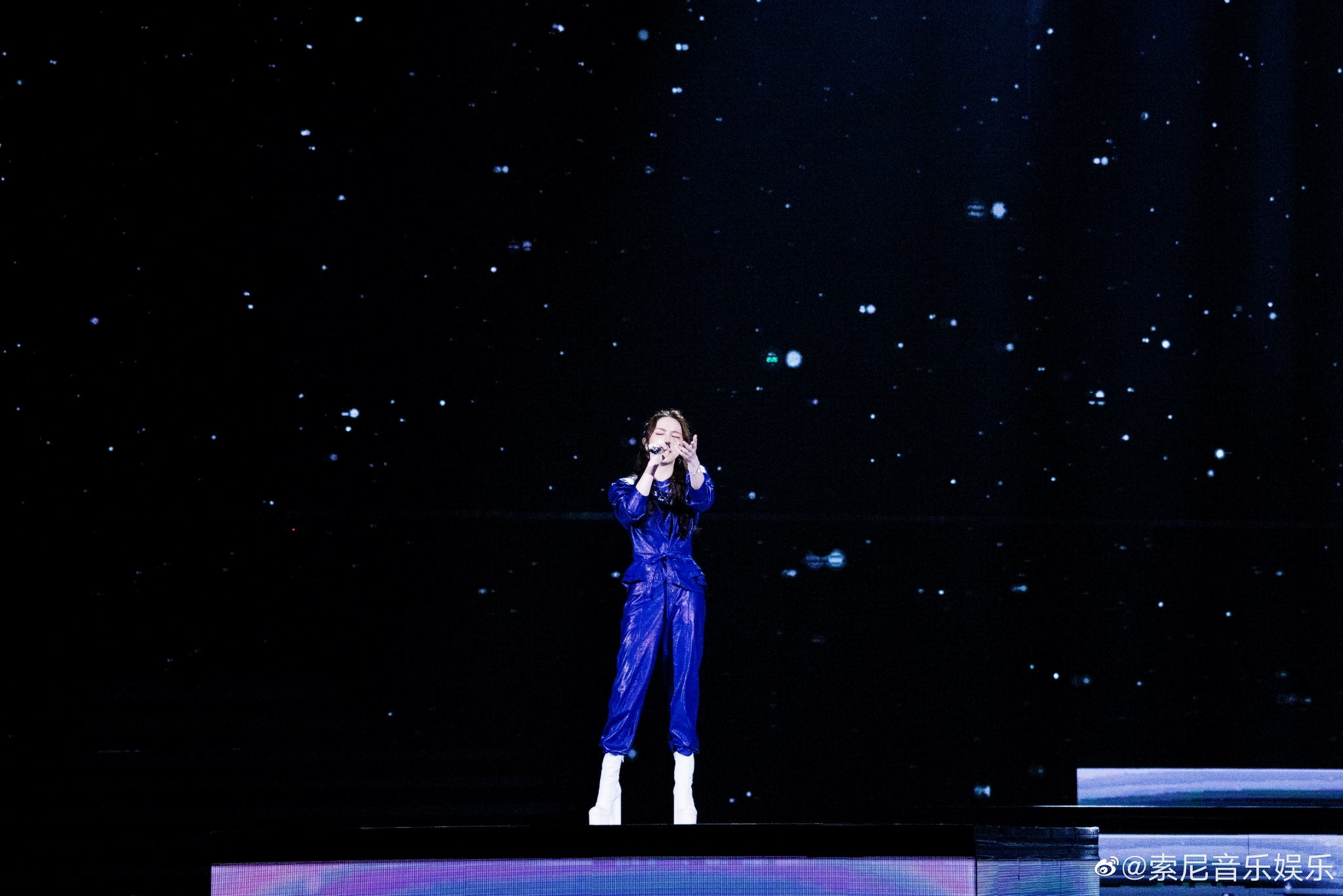 昨晚,@gem邓紫棋 在2022浙江卫视跨年演唱会的舞台上……__财经头条