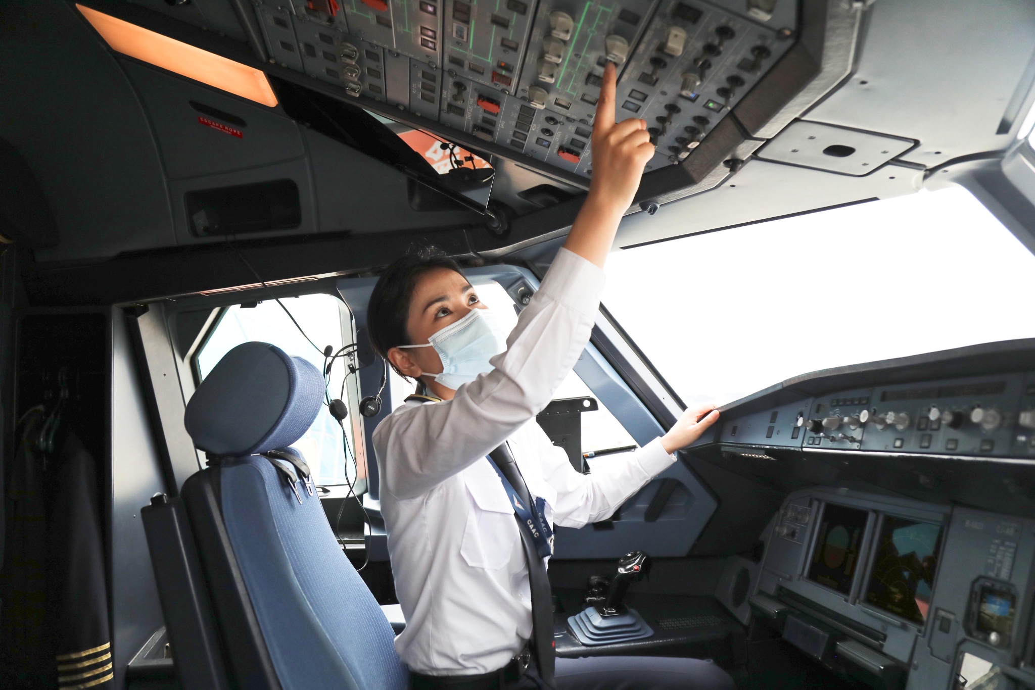 南航空中玫瑰刘晓琳攻坚克难冲上云霄安全飞行8000余小时