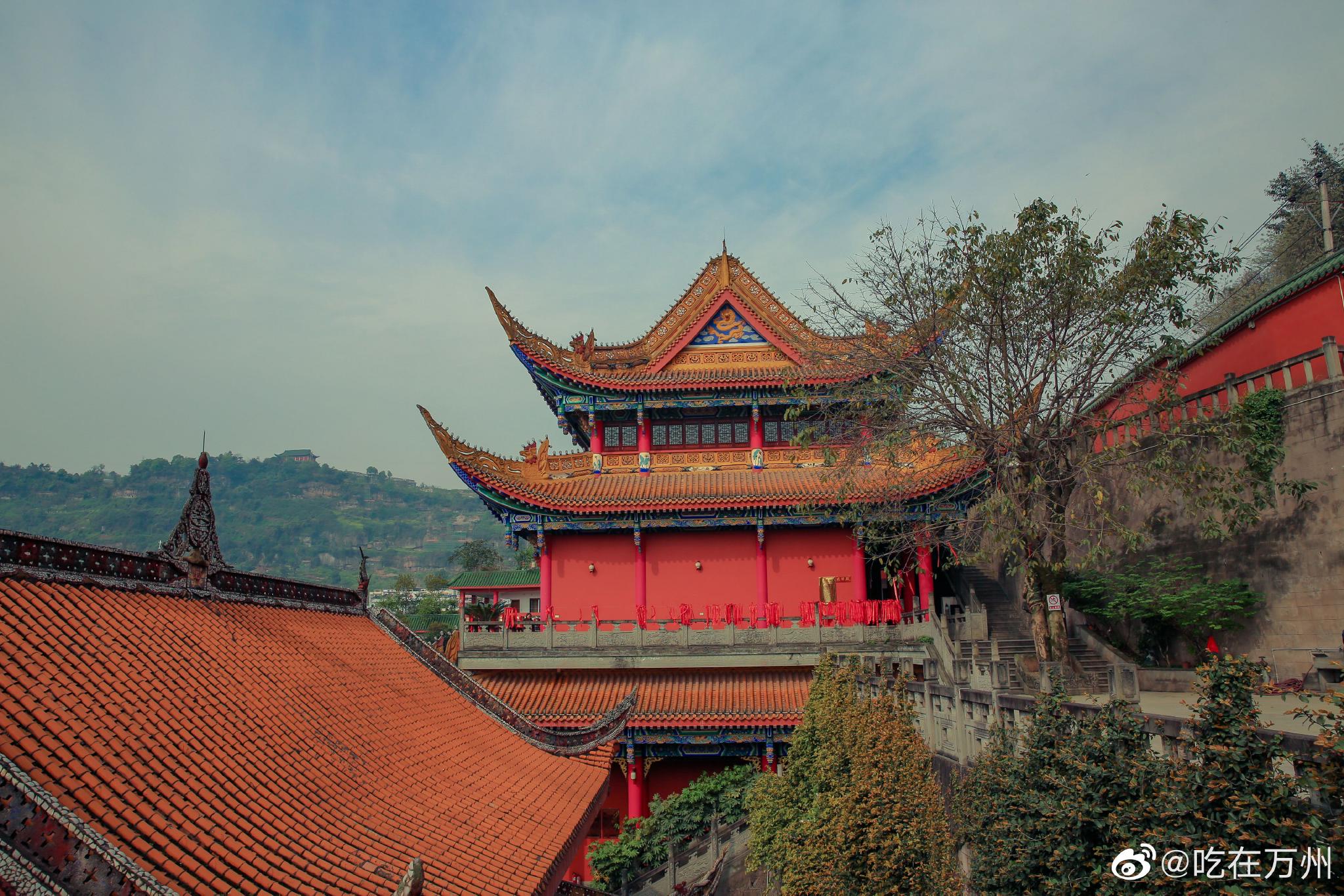 万州慈云寺毗邻太白岩,南邻乌龙池,依山傍水,绿树成荫