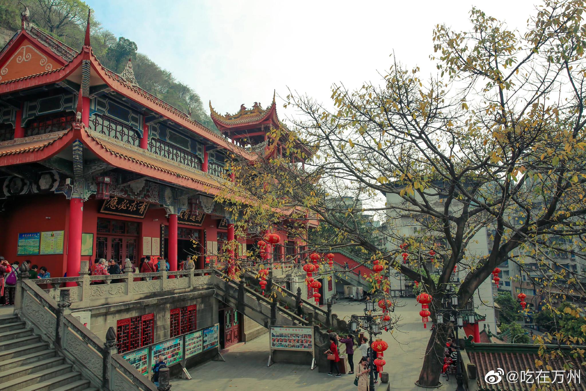 万州慈云寺毗邻太白岩,南邻乌龙池,依山傍水,绿树成荫