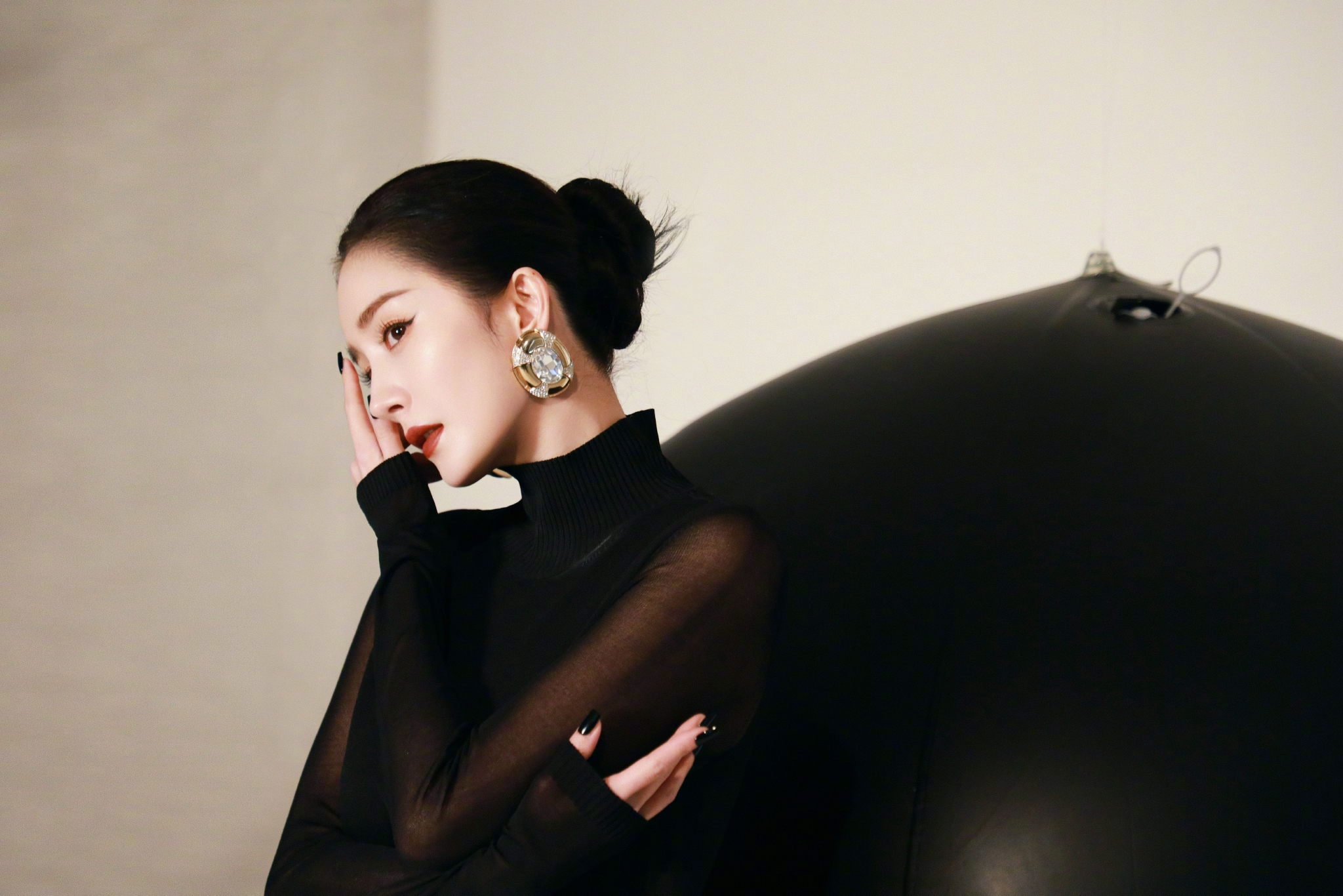 杨幂最新杂志大片盘发77美甲造型高级优雅的气质