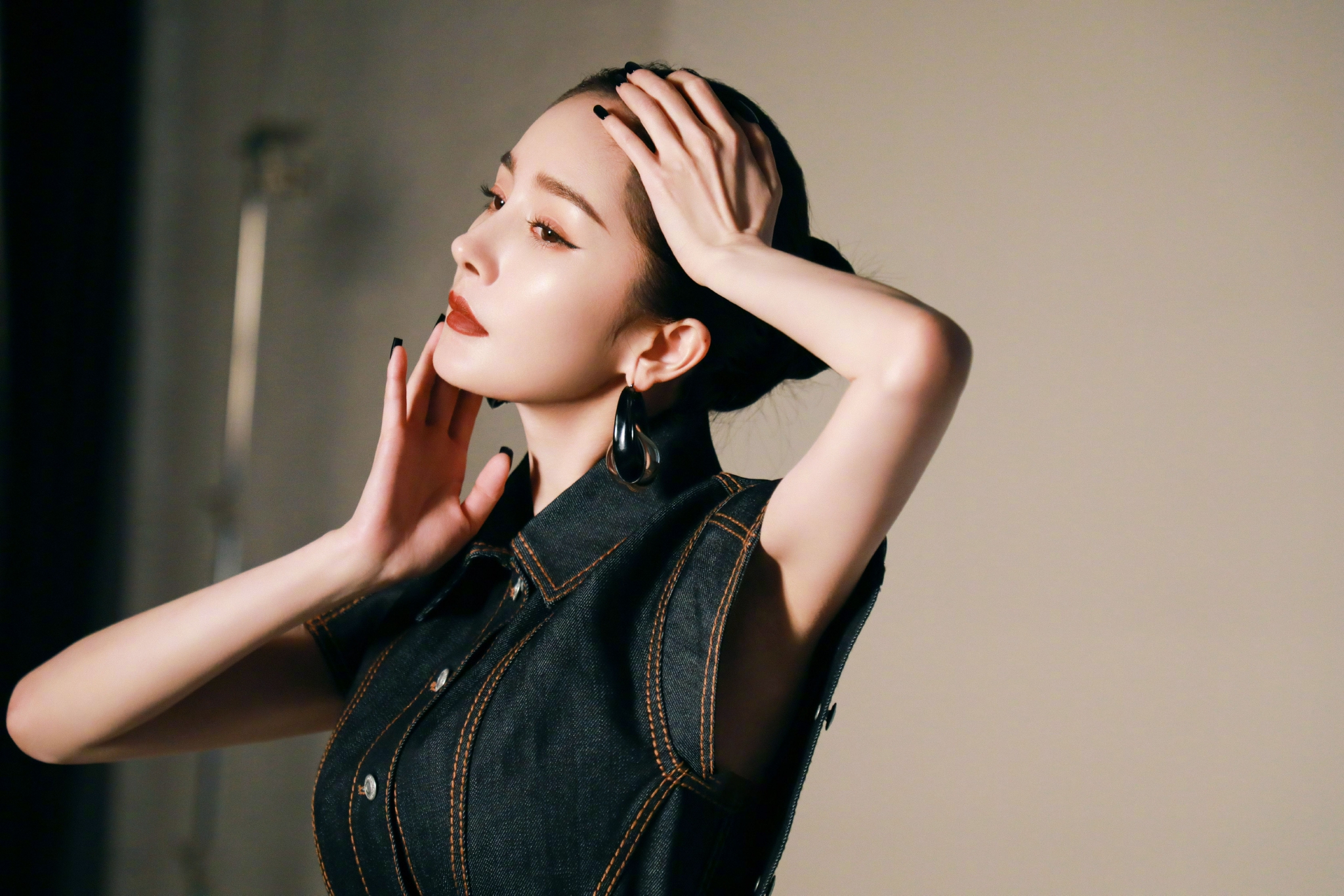 杨幂最新杂志大片盘发77美甲造型高级优雅的气质