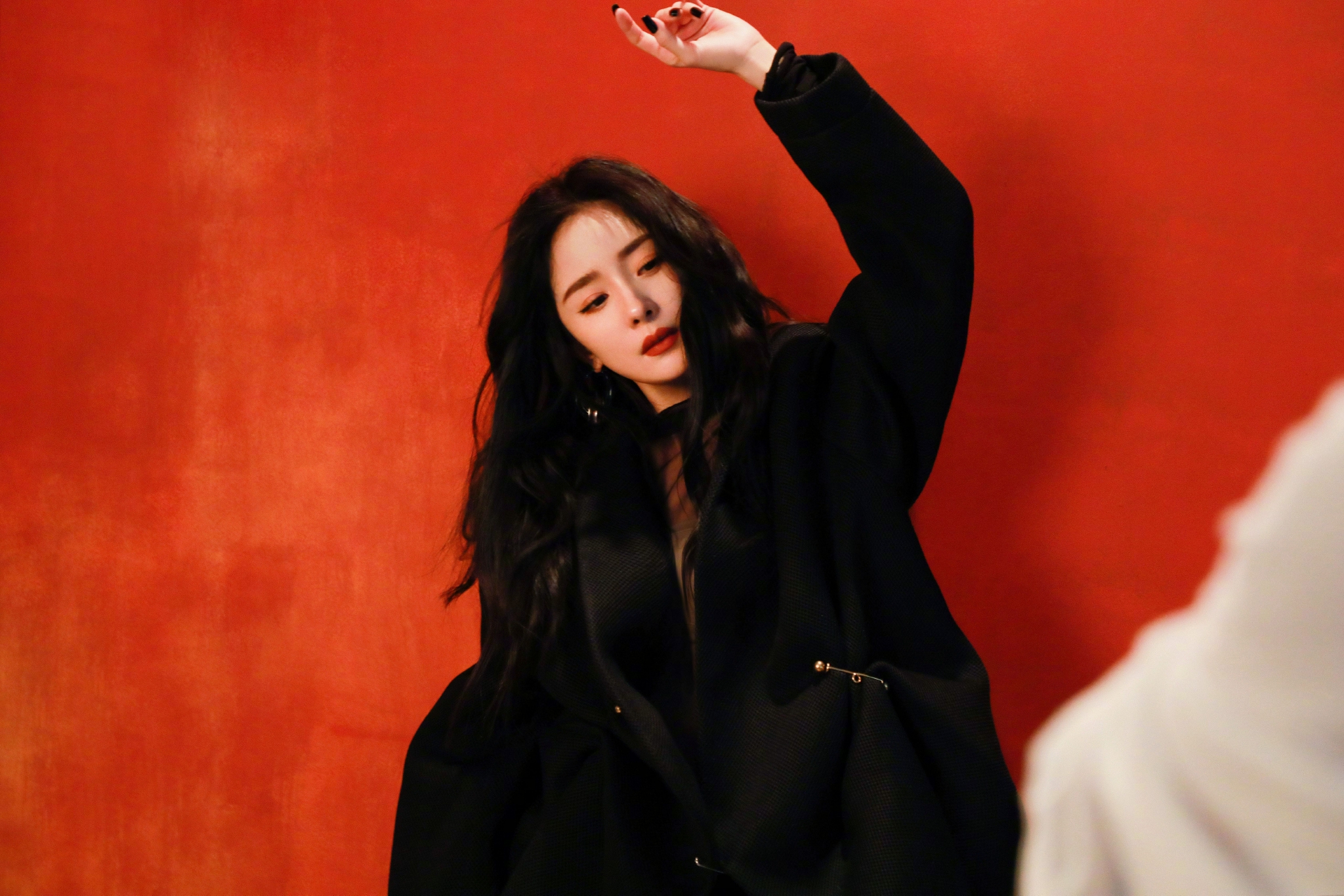 杨幂最新杂志大片盘发77美甲造型高级优雅的气质