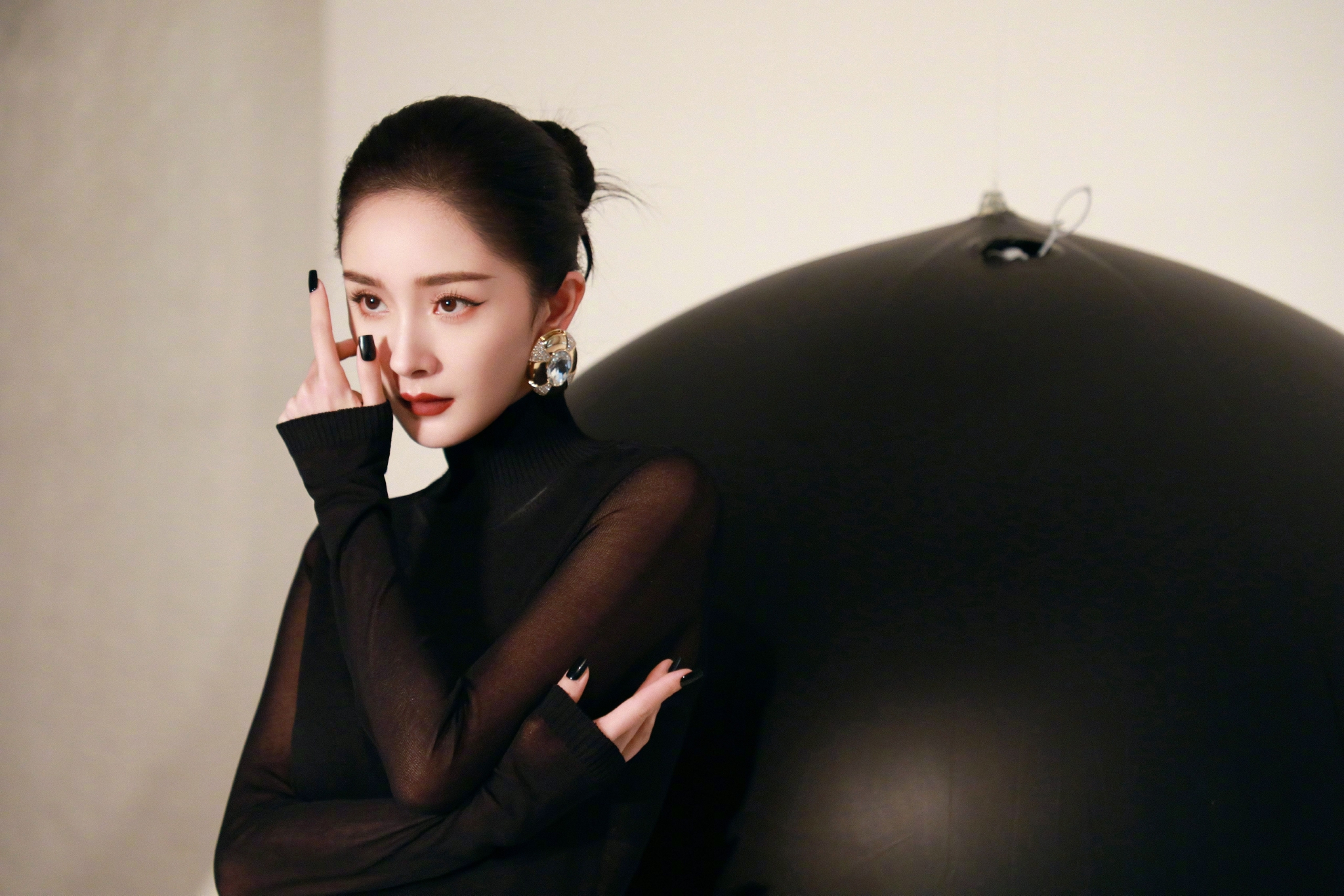 杨幂最新杂志大片盘发77美甲造型高级优雅的气质